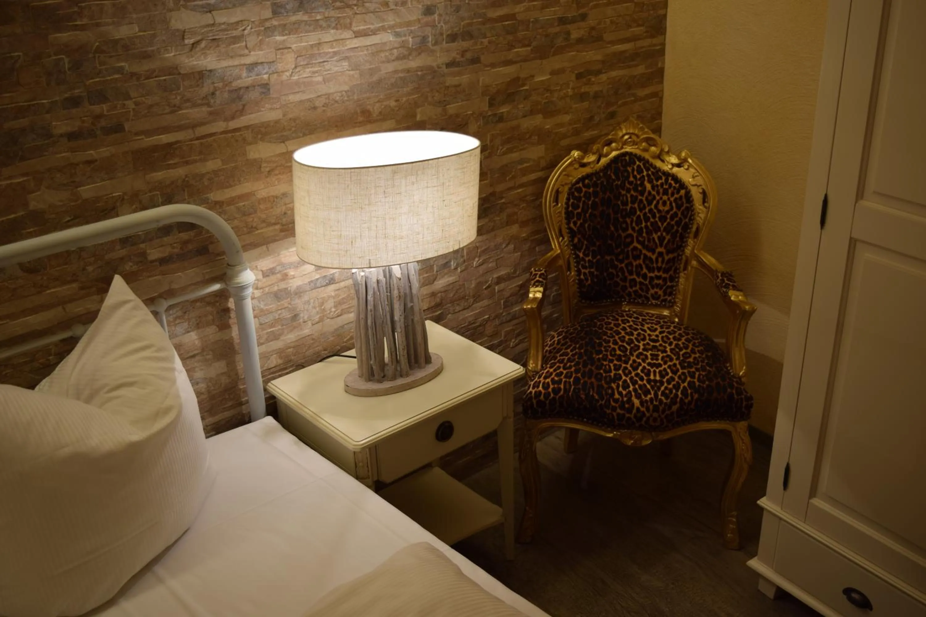 Decorative detail, Bed in Hotel Arte Vida OHG