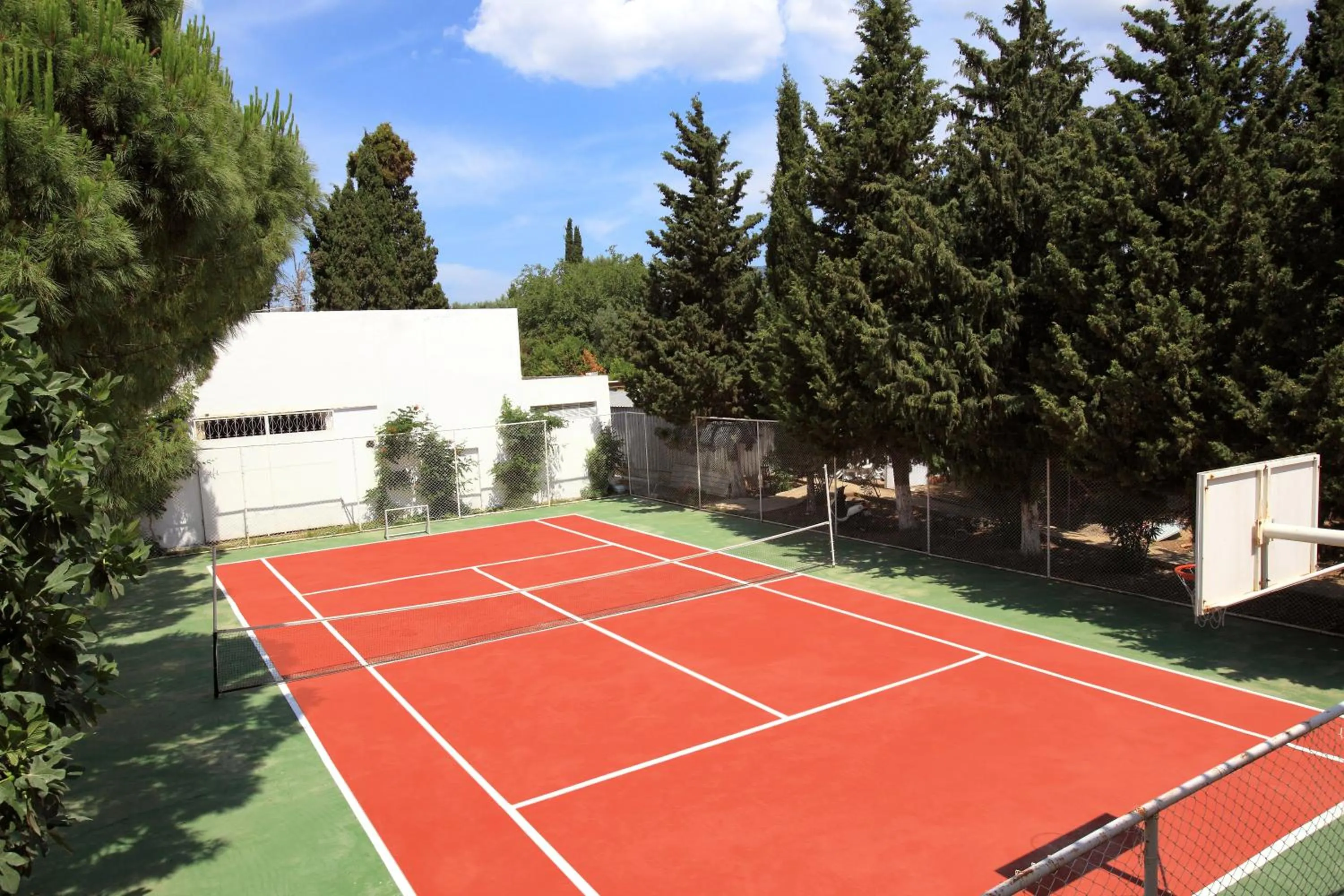 Tennis court in Natur Garden Hotel