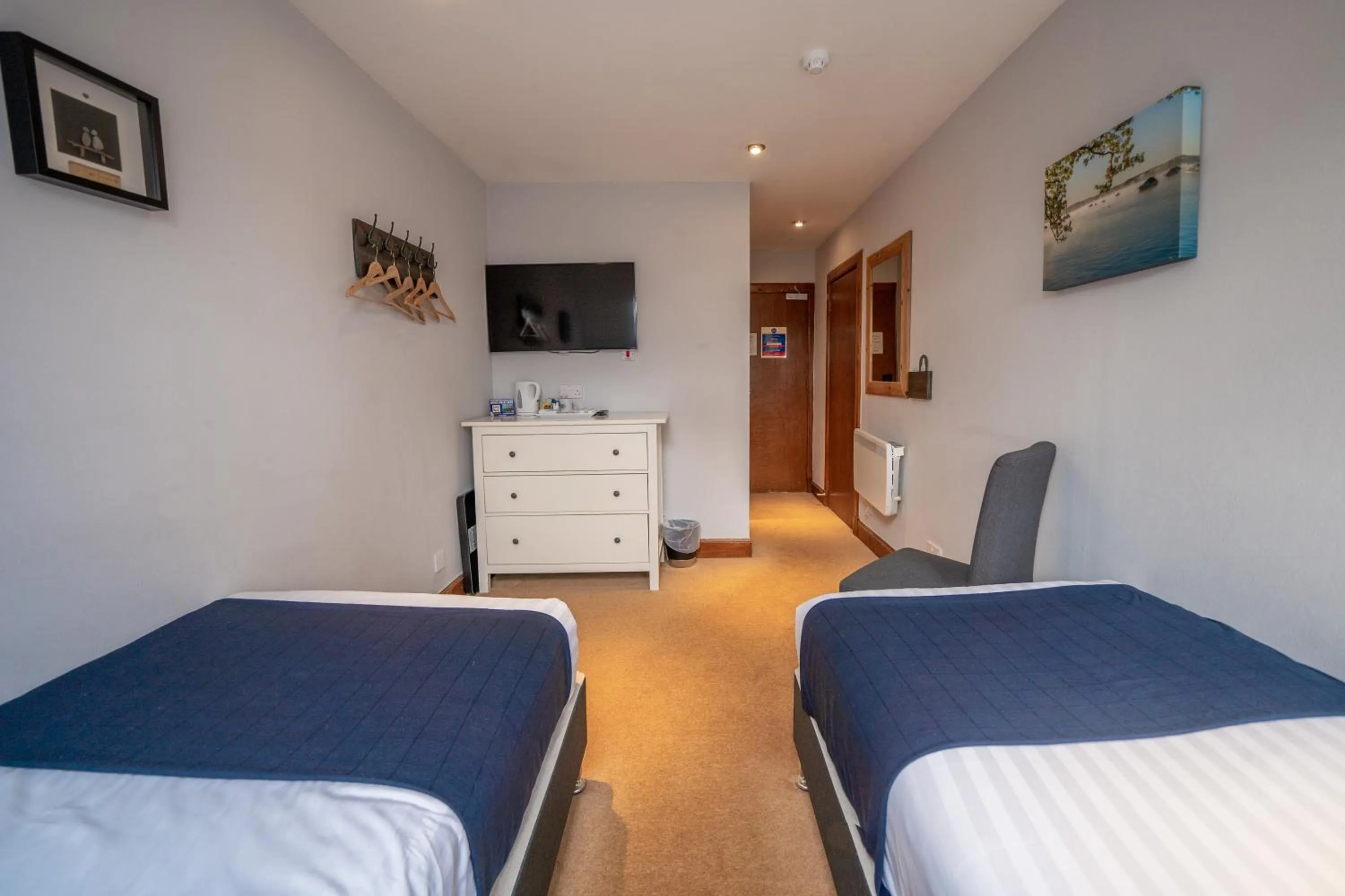 Photo of the whole room, Bed in Oak Tree Inn