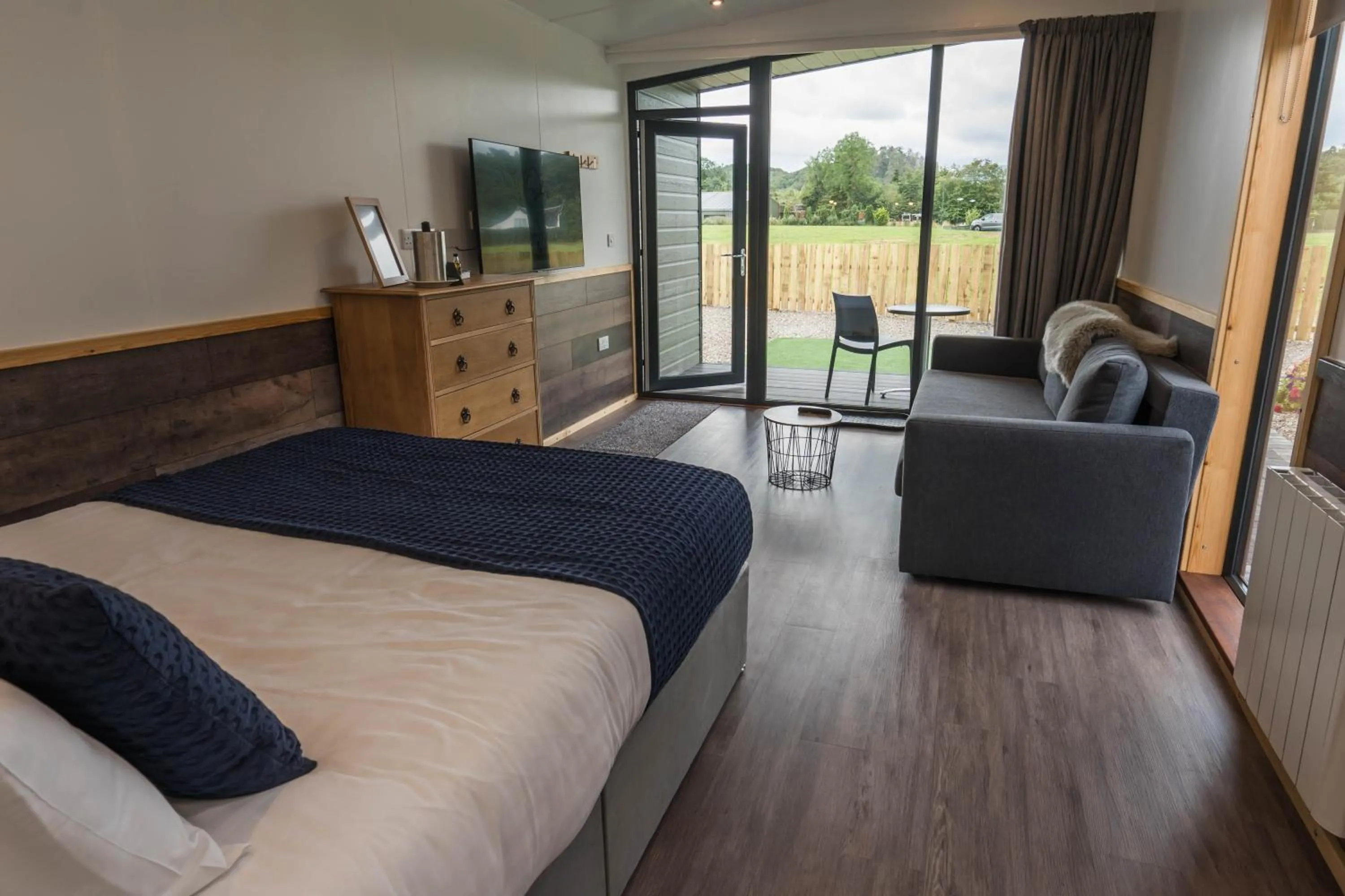 Photo of the whole room, Bed in Oak Tree Inn