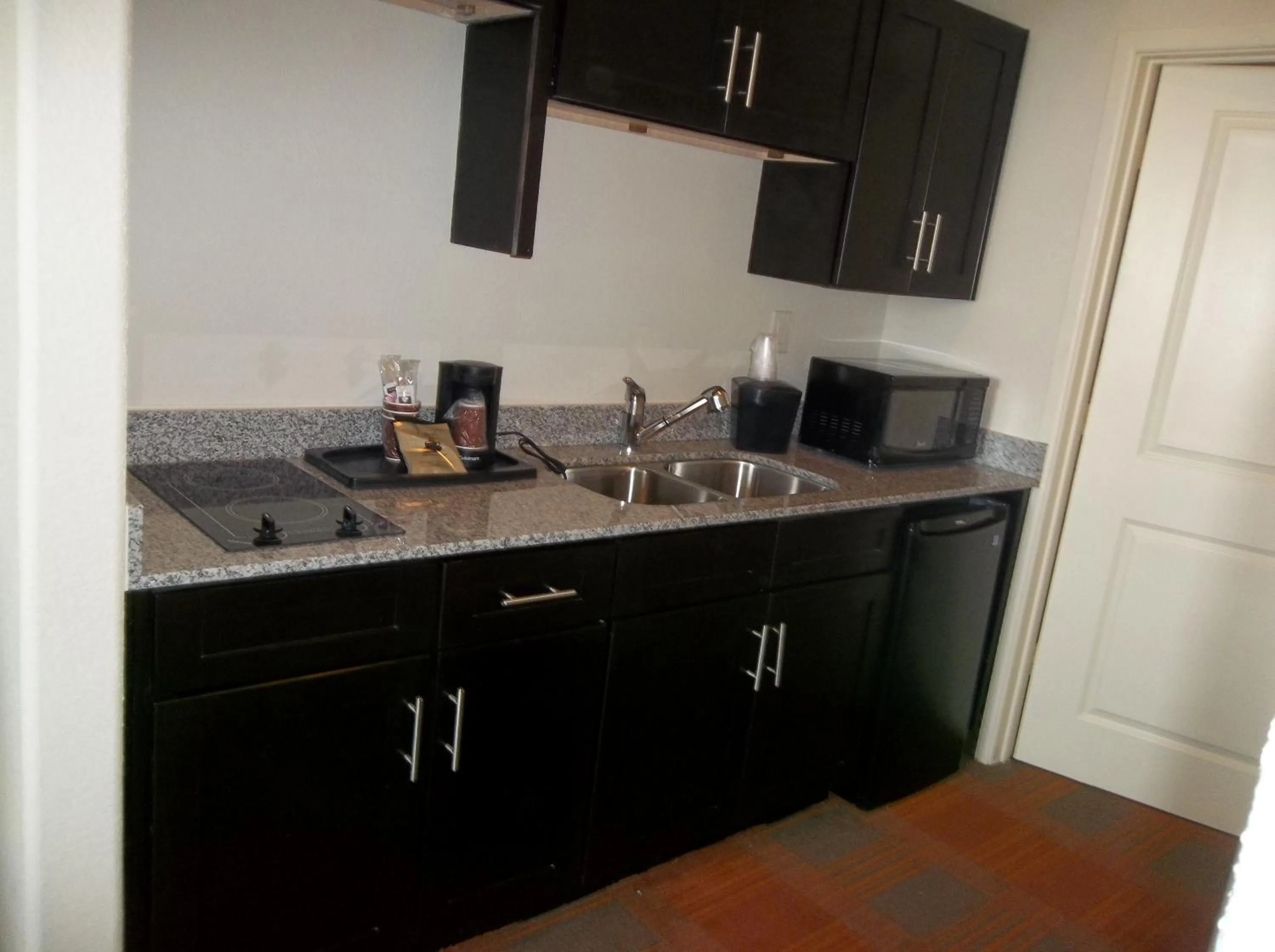Kitchen or kitchenette in Quality Inn & Suites Victoria East