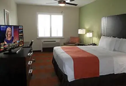 Standard King Room - Non-Smoking in Quality Inn & Suites Victoria East Standard King Room - Non-Smoking in Quality Inn & Suites Victoria East