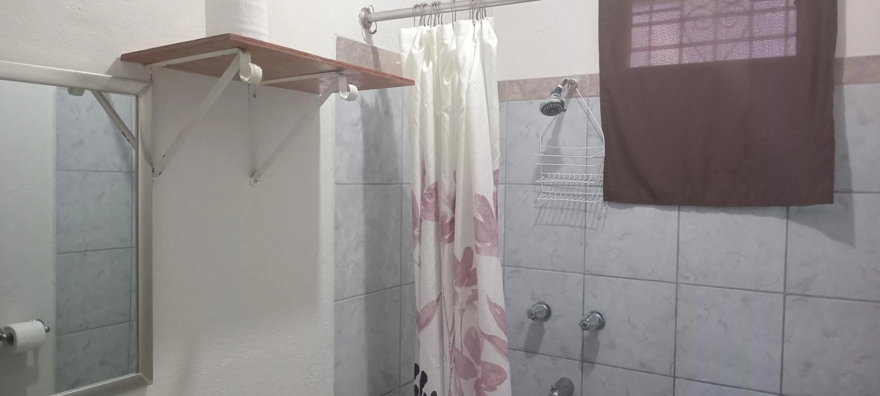 Shower in Hacienda Tropical Guest House