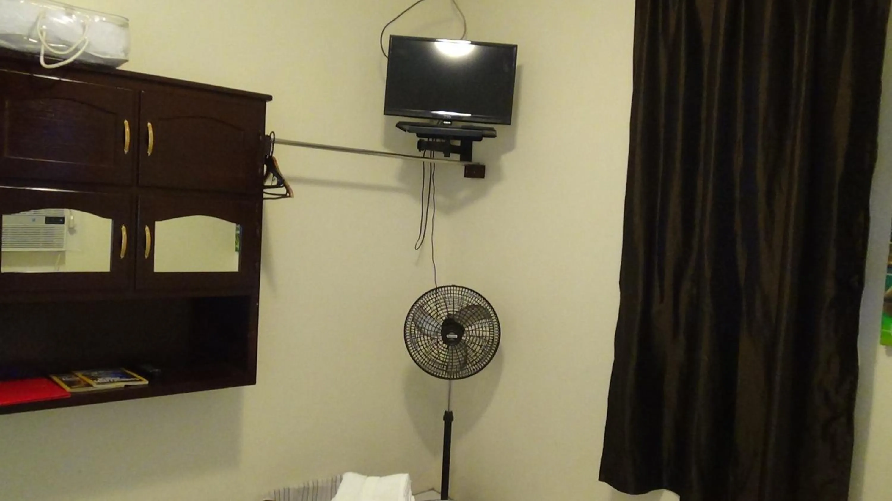 TV and multimedia in Hacienda Tropical Guest House