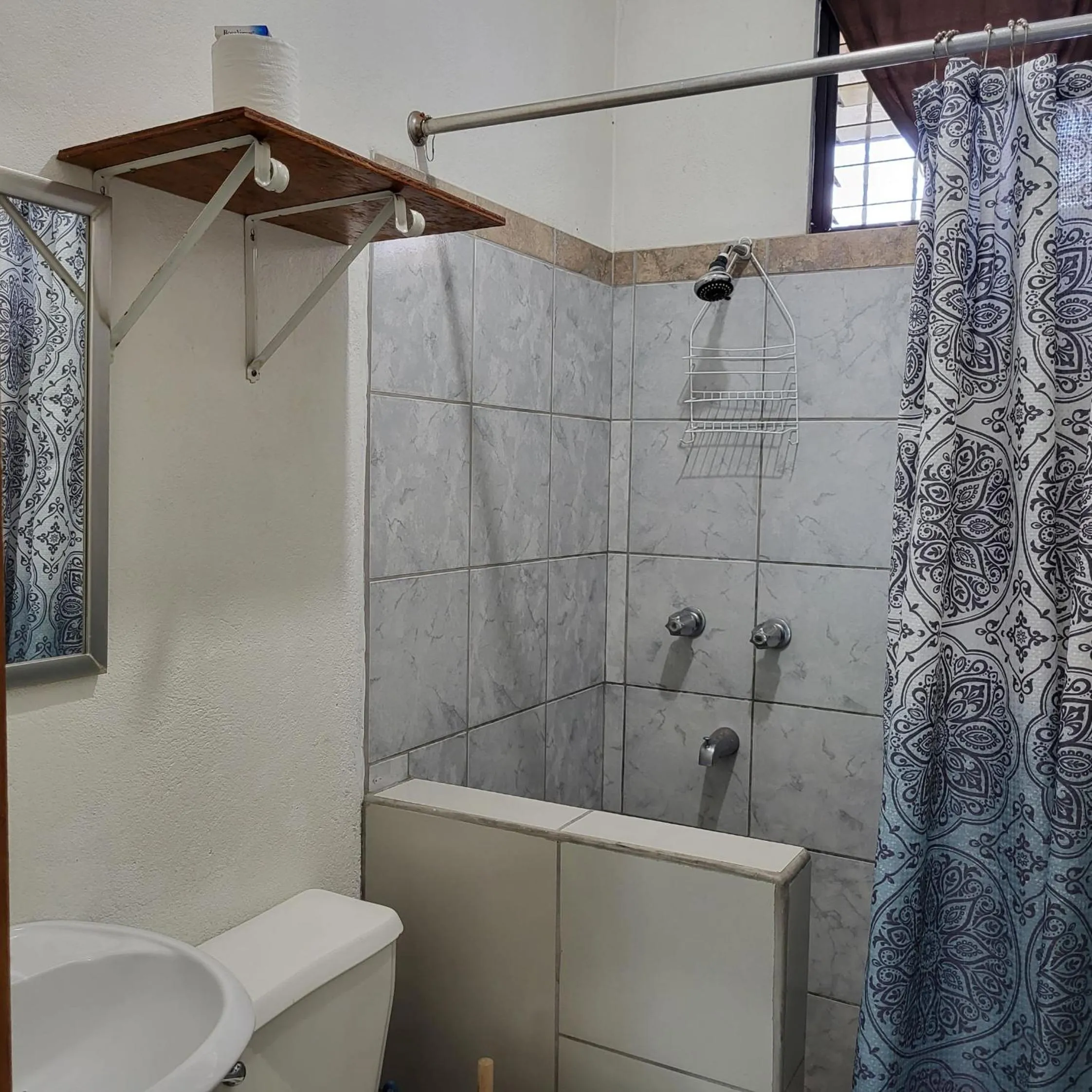 Shower in Hacienda Tropical Guest House