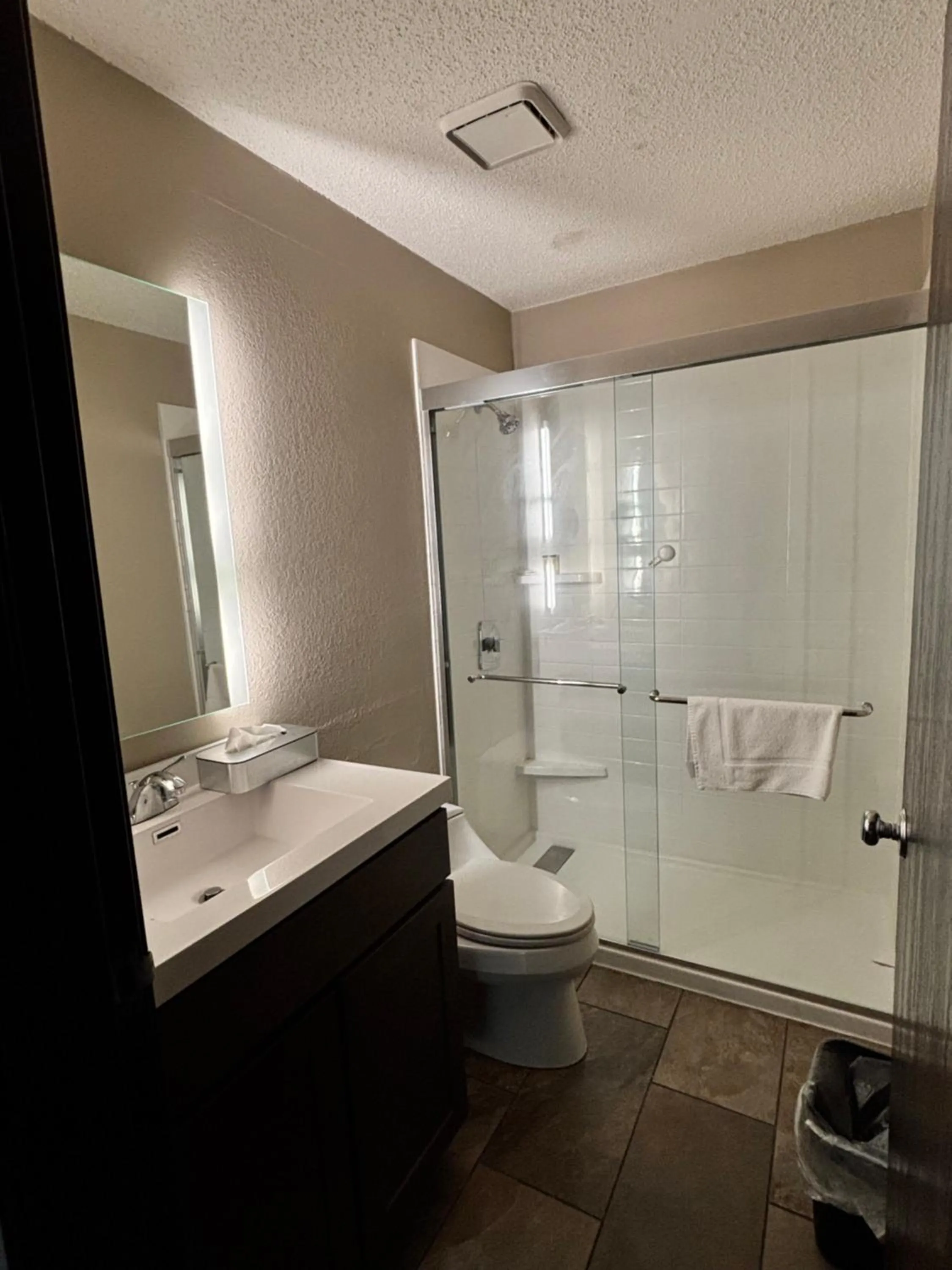 Bath in Super 8 by Wyndham Sterling Heights/Detroit Area