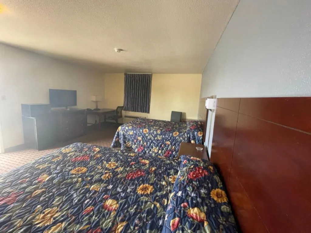 Photo of the whole room, Bed in Village Inn