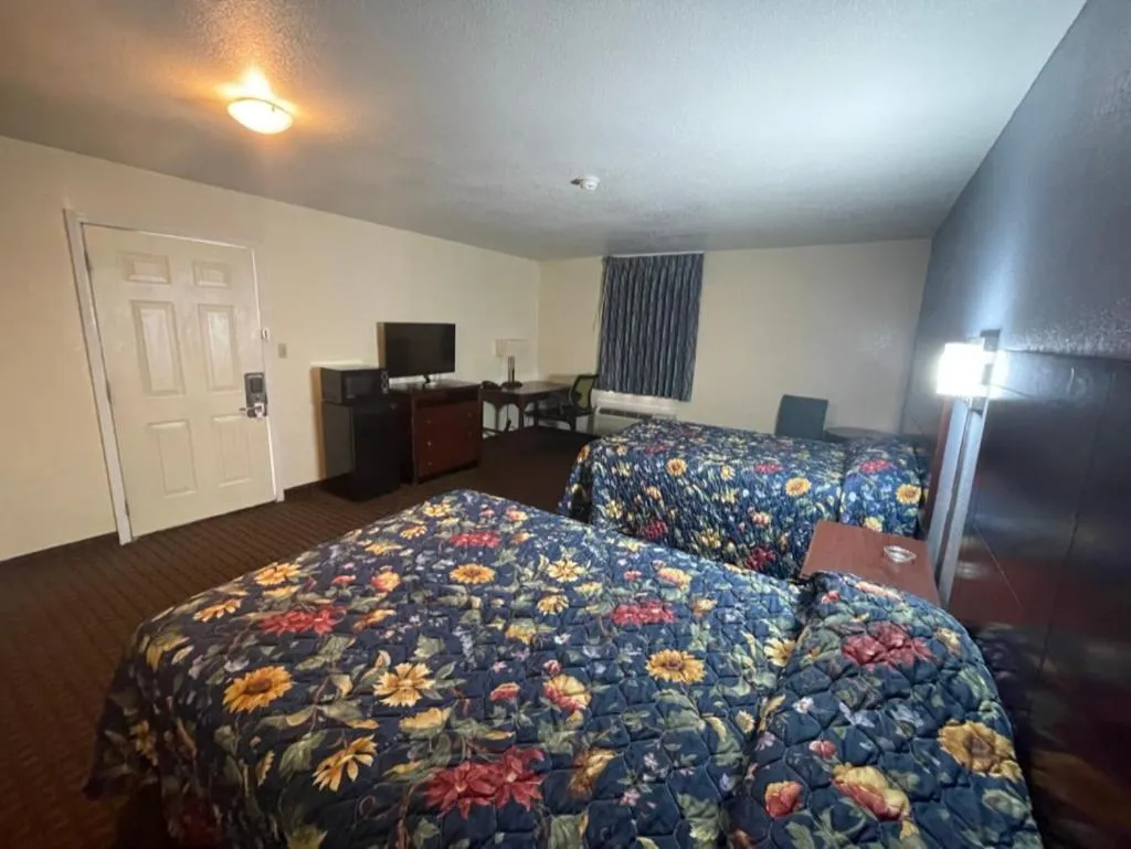 Photo of the whole room, Bed in Village Inn