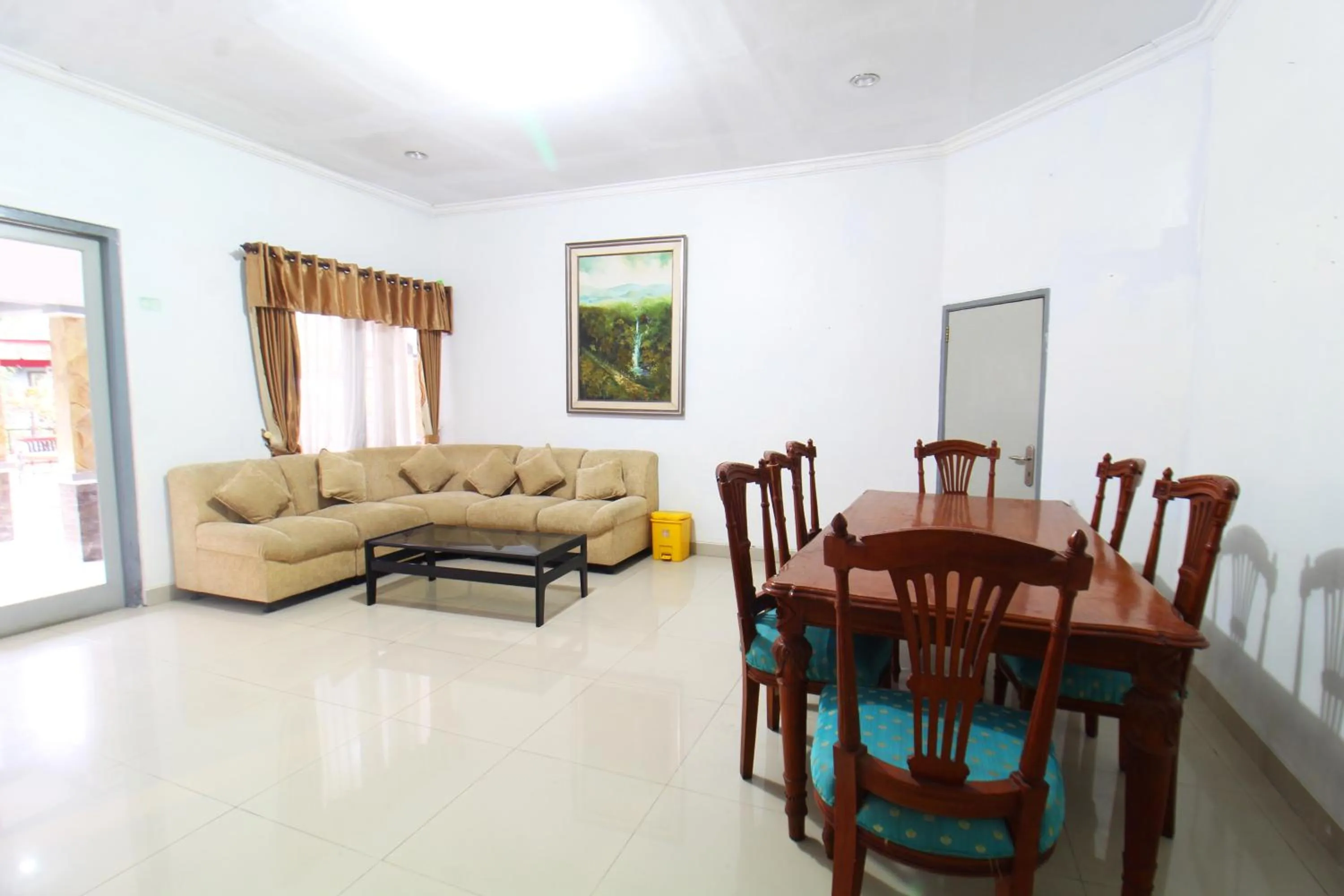 Seating area in Sinergi Hotel Tretes