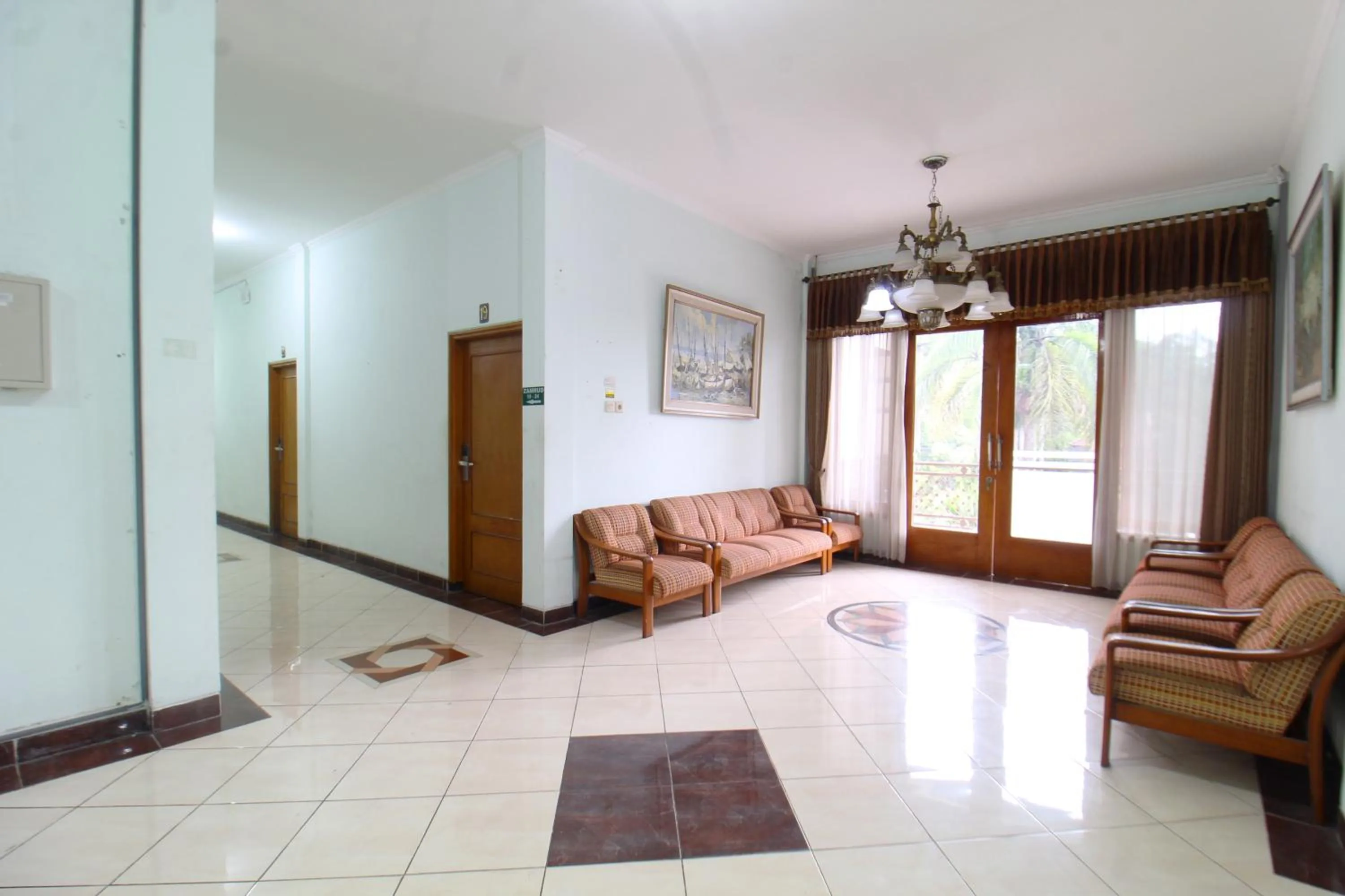 Seating area in Sinergi Hotel Tretes