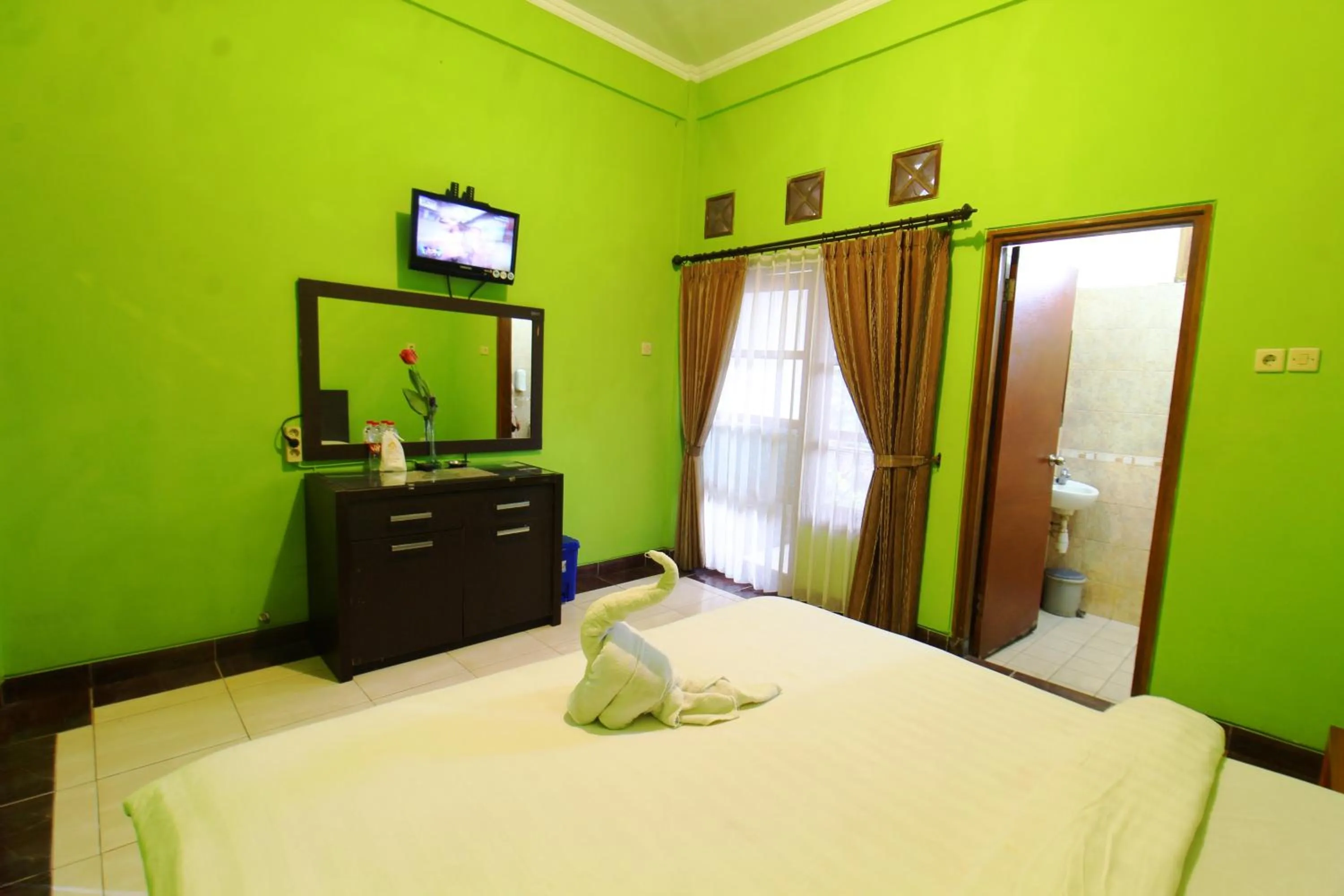 TV and multimedia, Bed in Sinergi Hotel Tretes