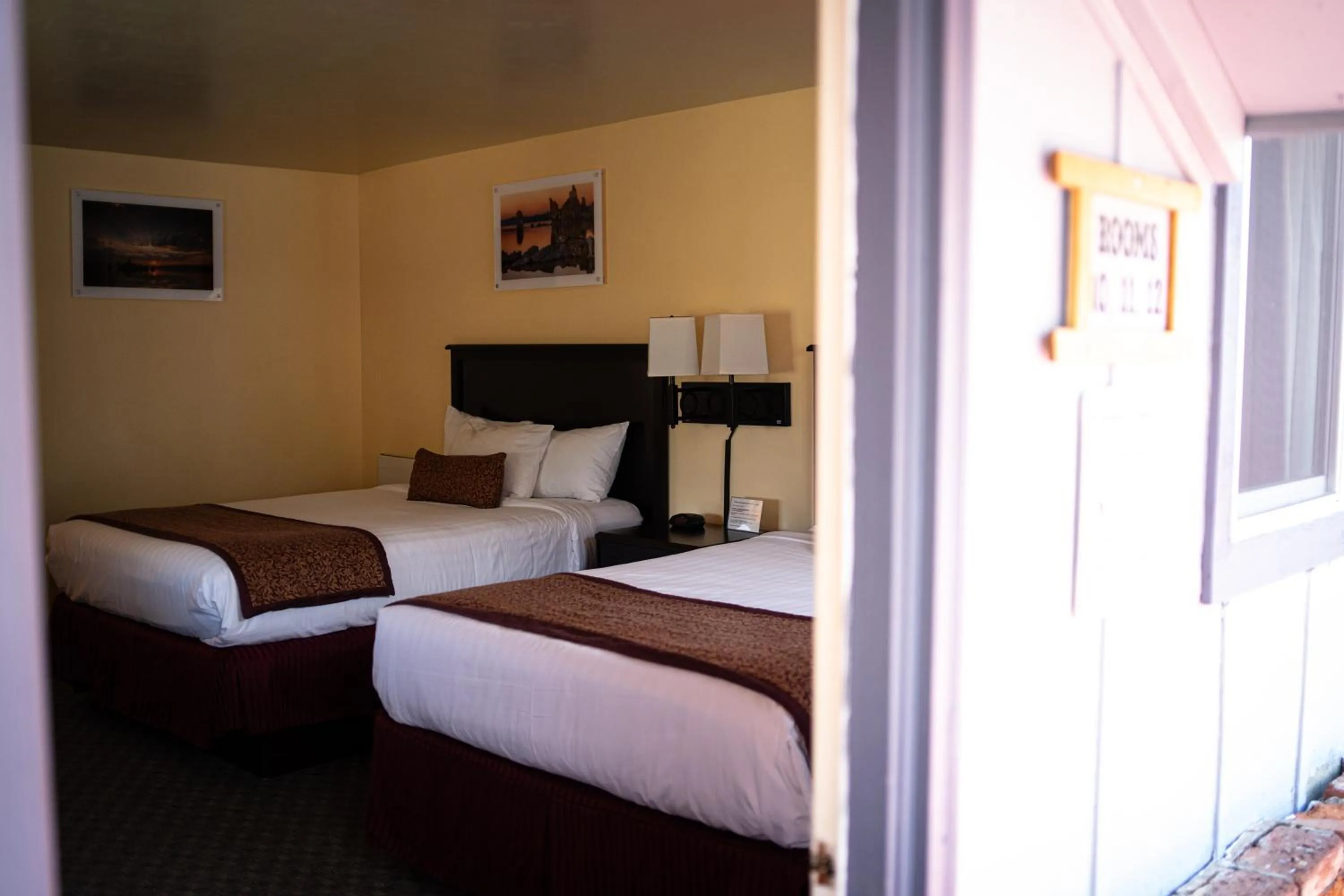 Photo of the whole room, Bed in Yosemite Gateway Motel