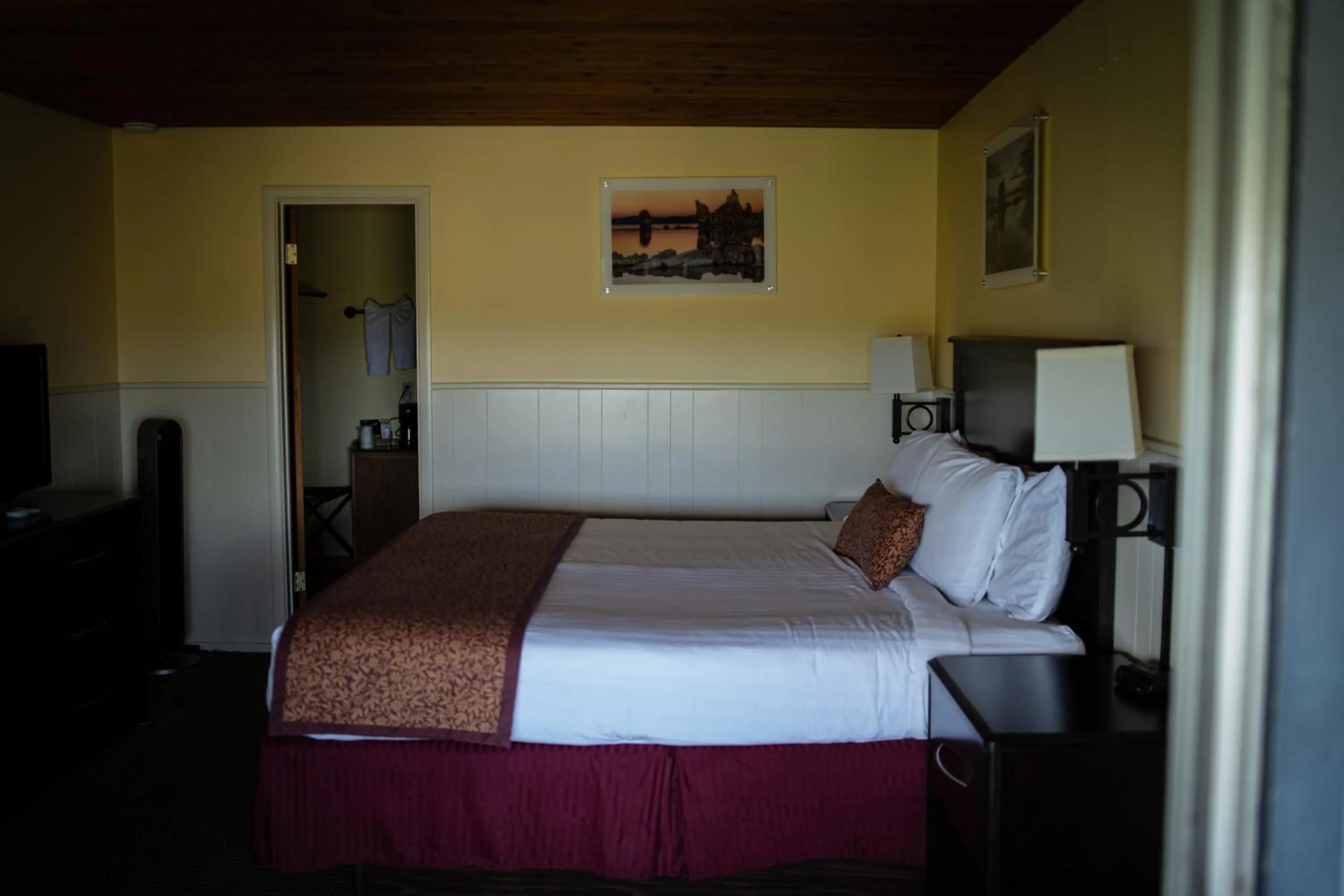 Photo of the whole room, Bed in Yosemite Gateway Motel