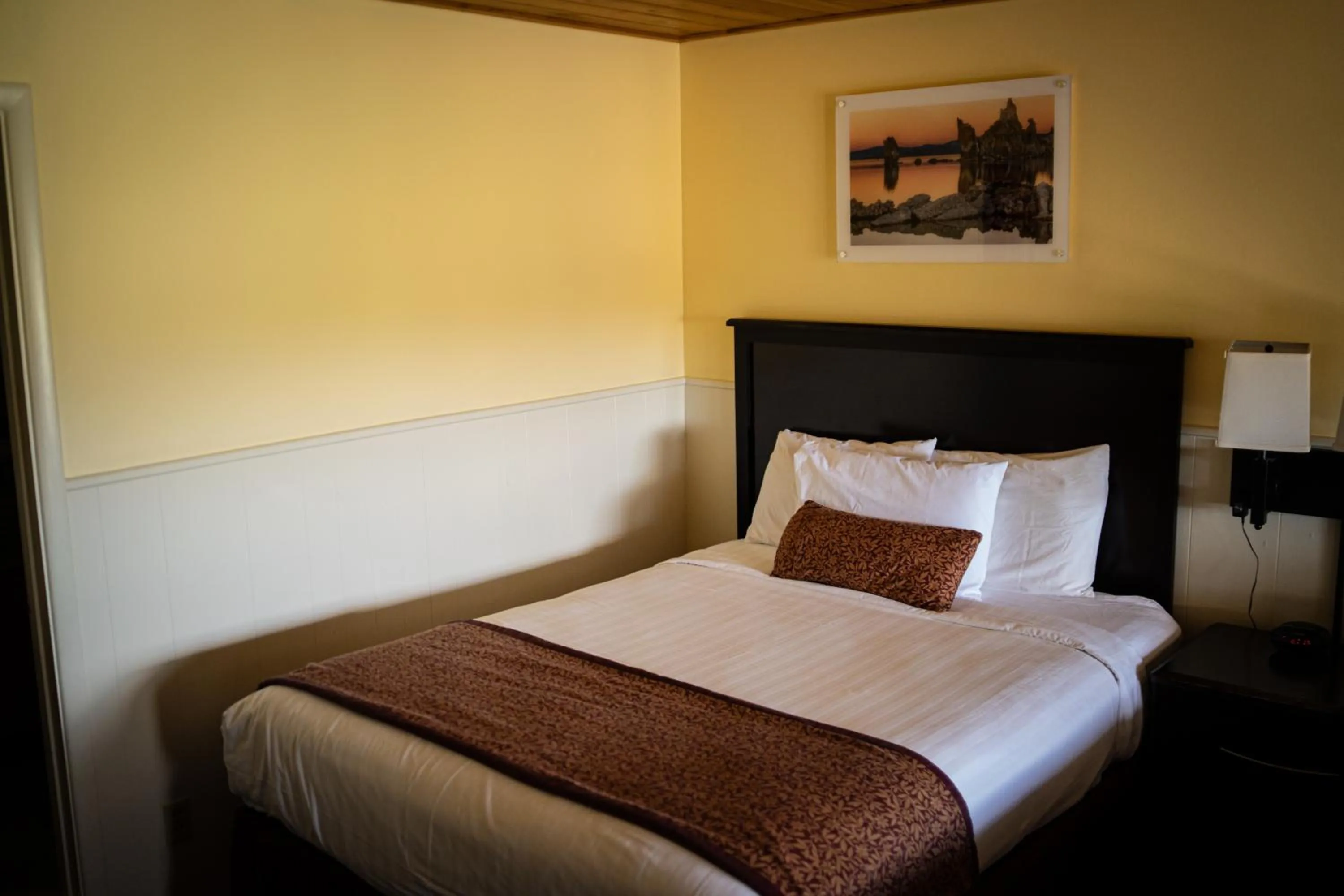 Bed in Yosemite Gateway Motel