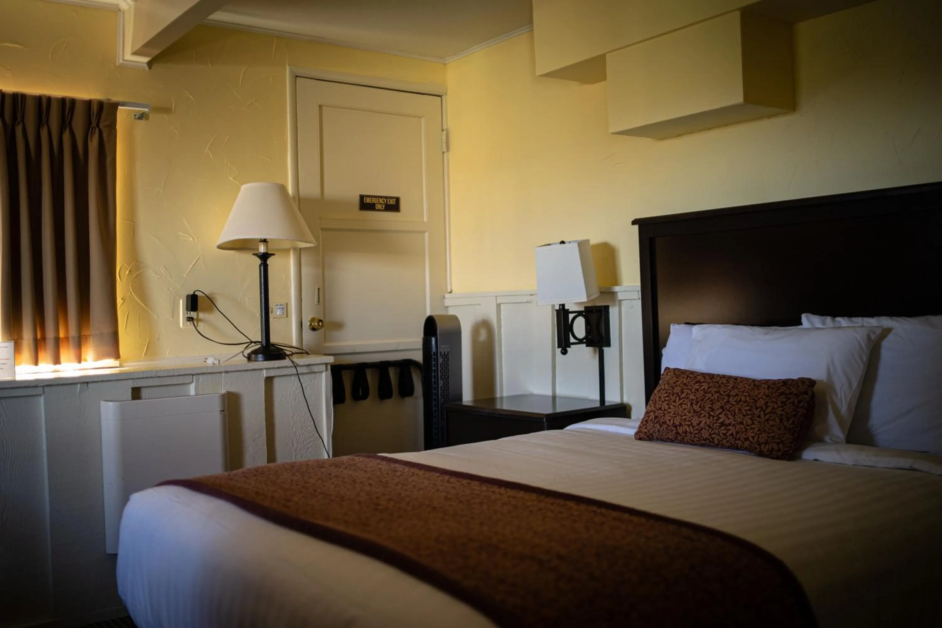 Bed in Yosemite Gateway Motel