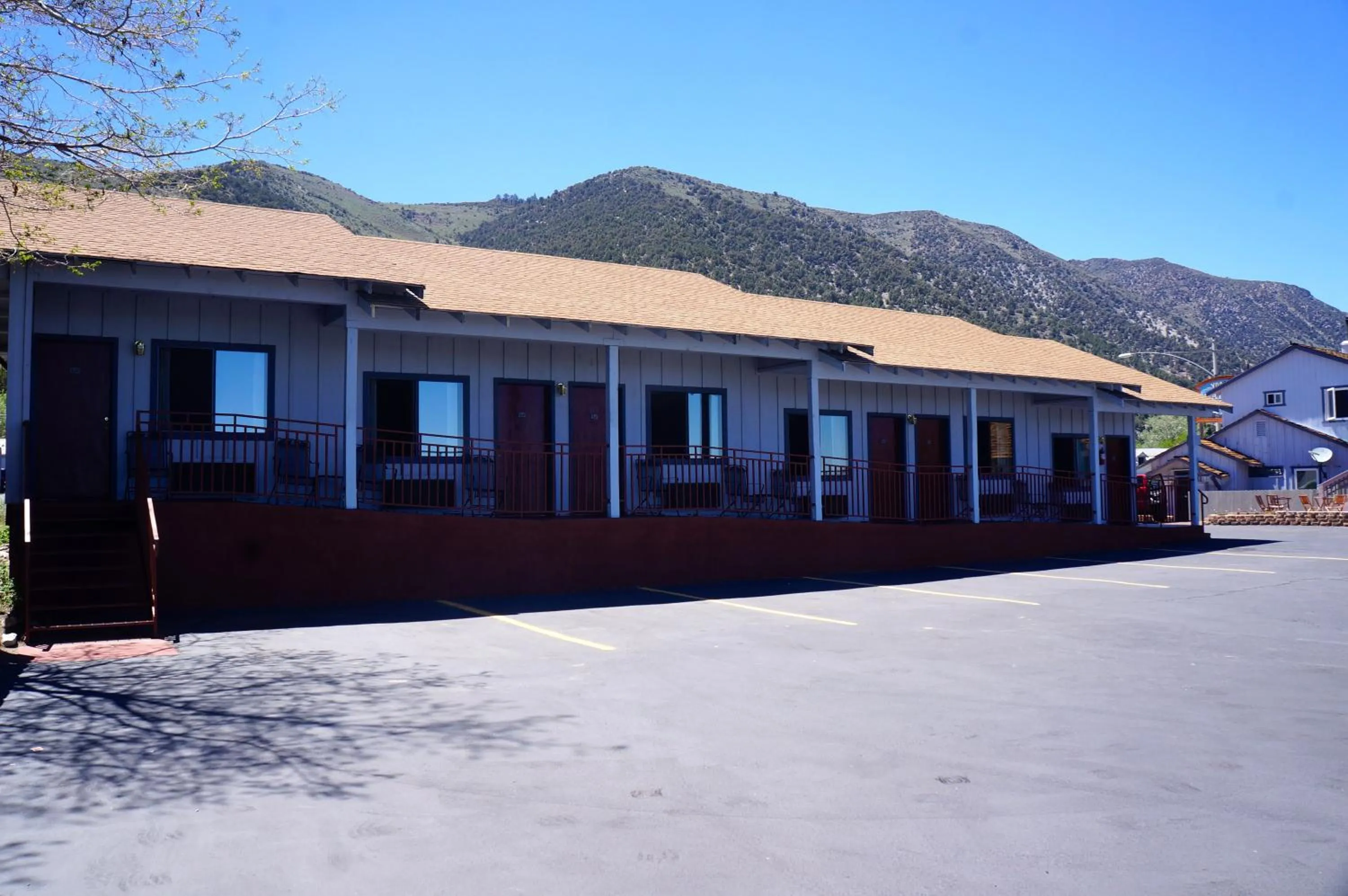 Property building in Yosemite Gateway Motel
