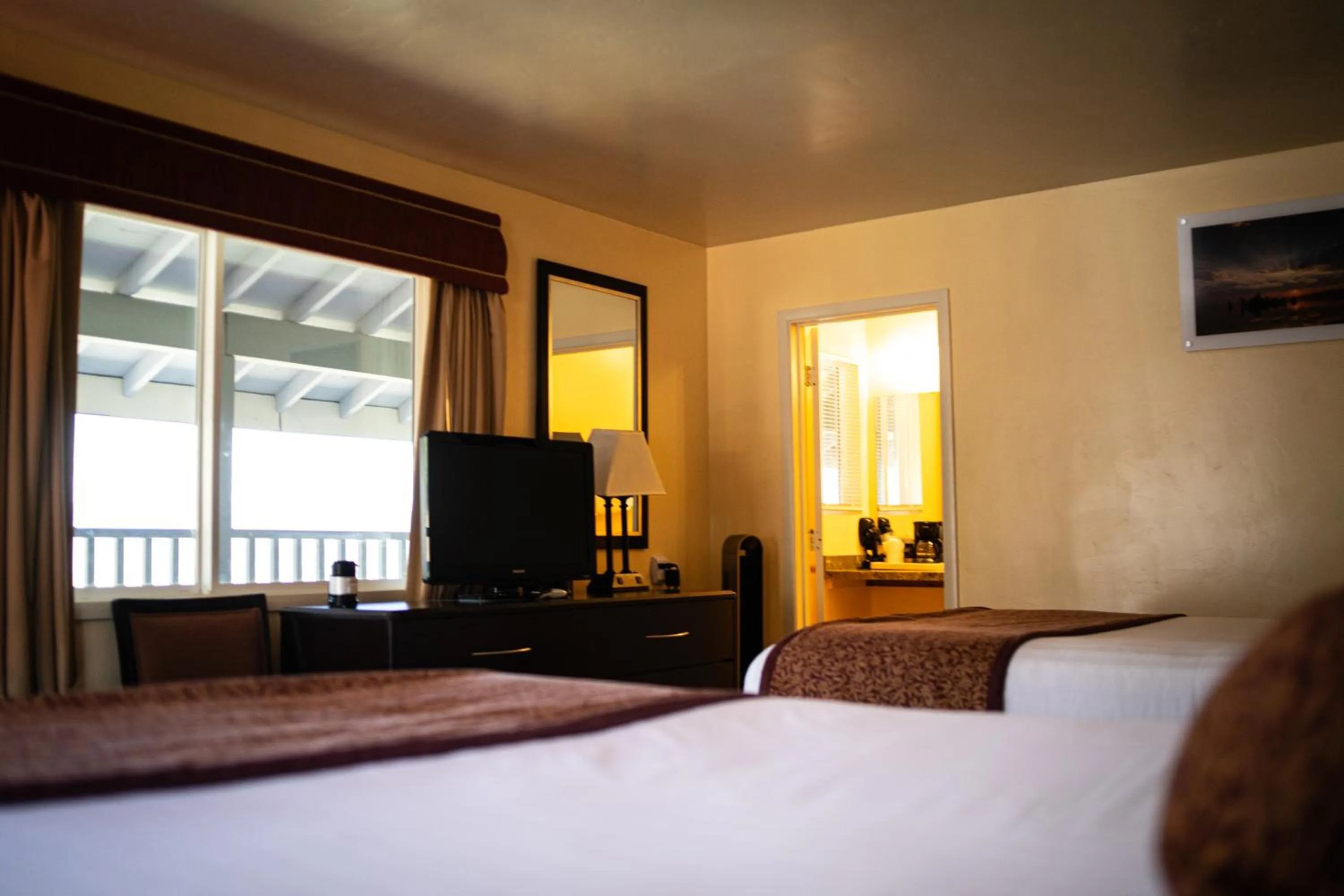 Photo of the whole room, Bed in Yosemite Gateway Motel