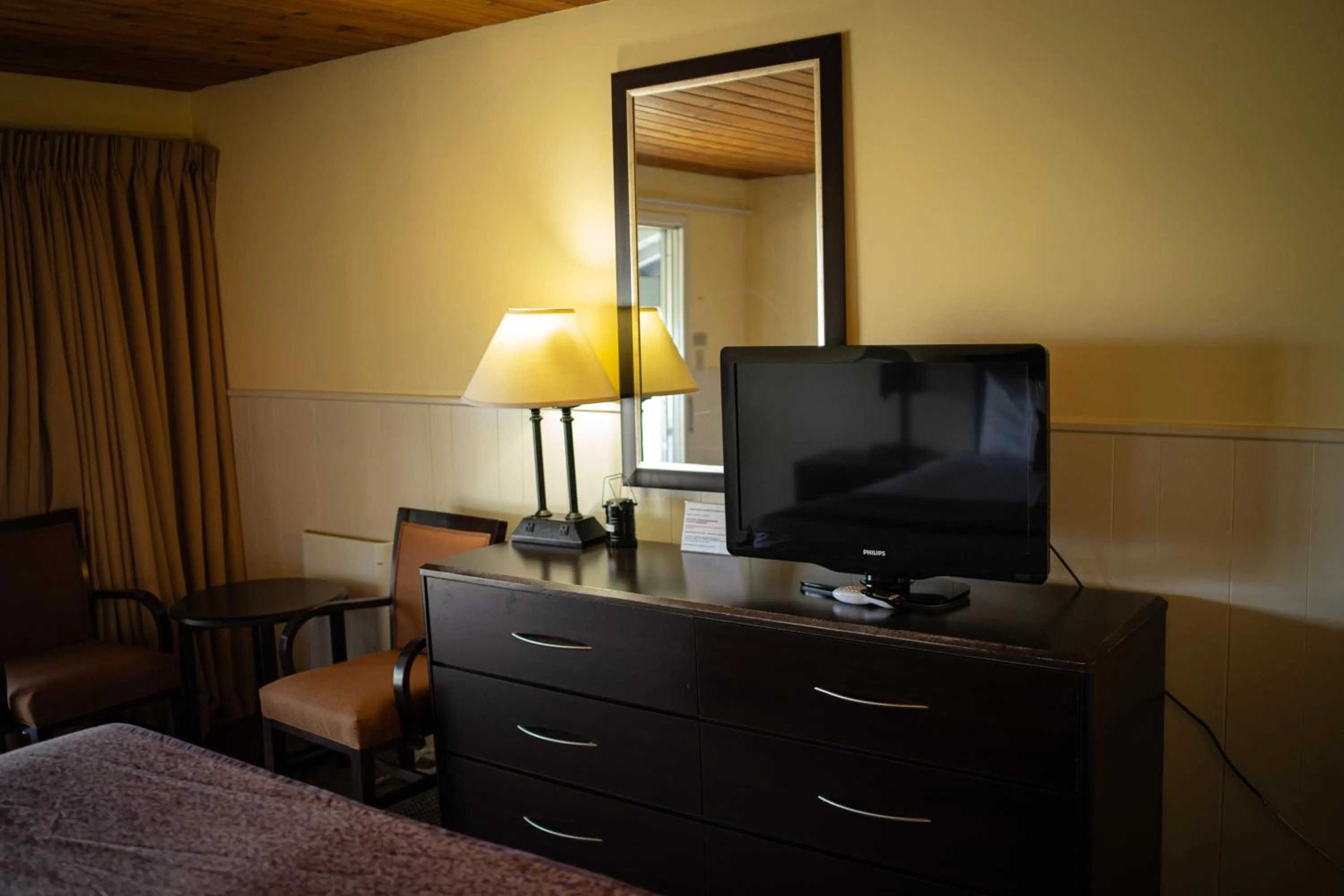 TV and multimedia, Bed in Yosemite Gateway Motel
