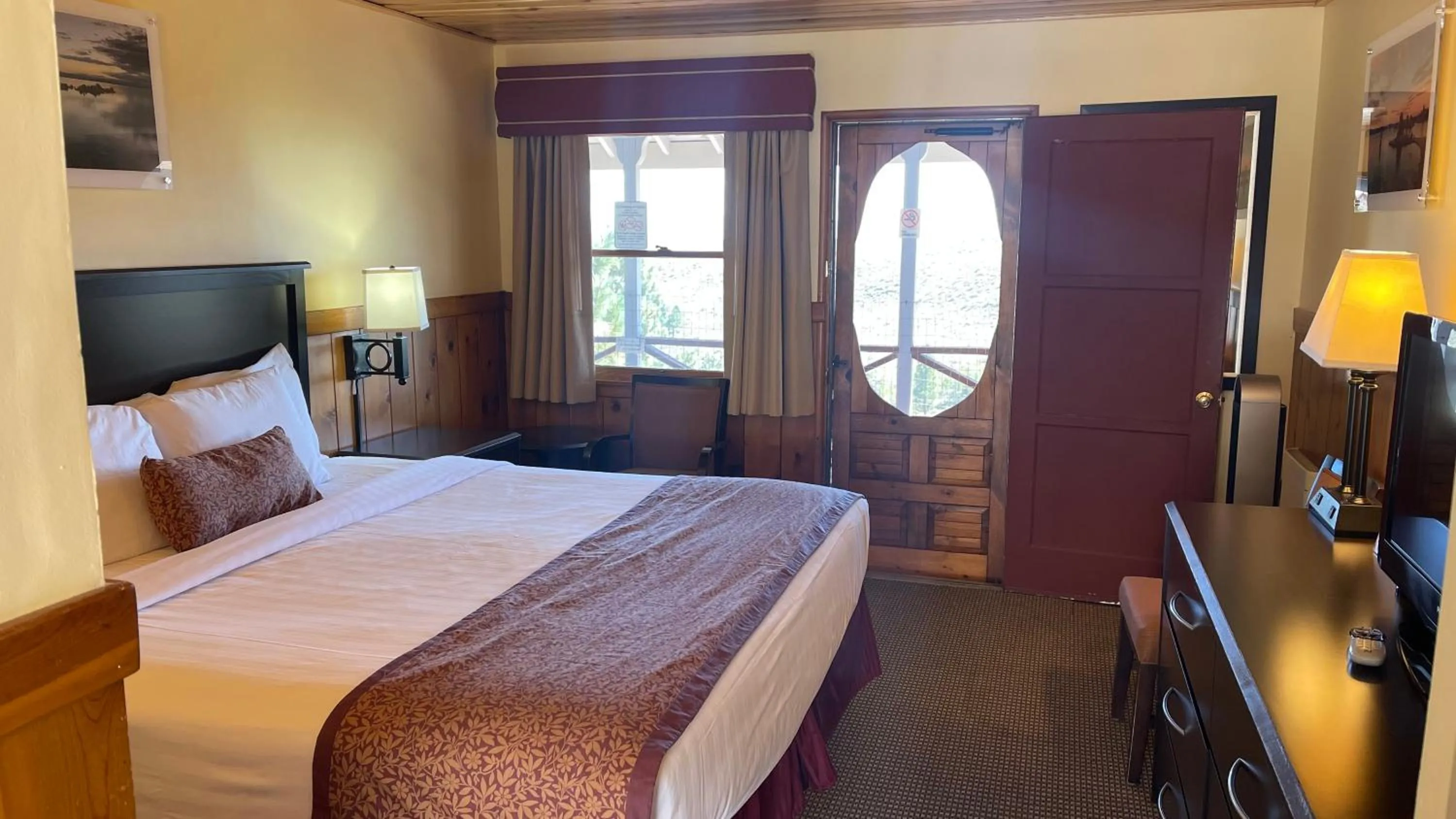 Bedroom, Bed in Yosemite Gateway Motel