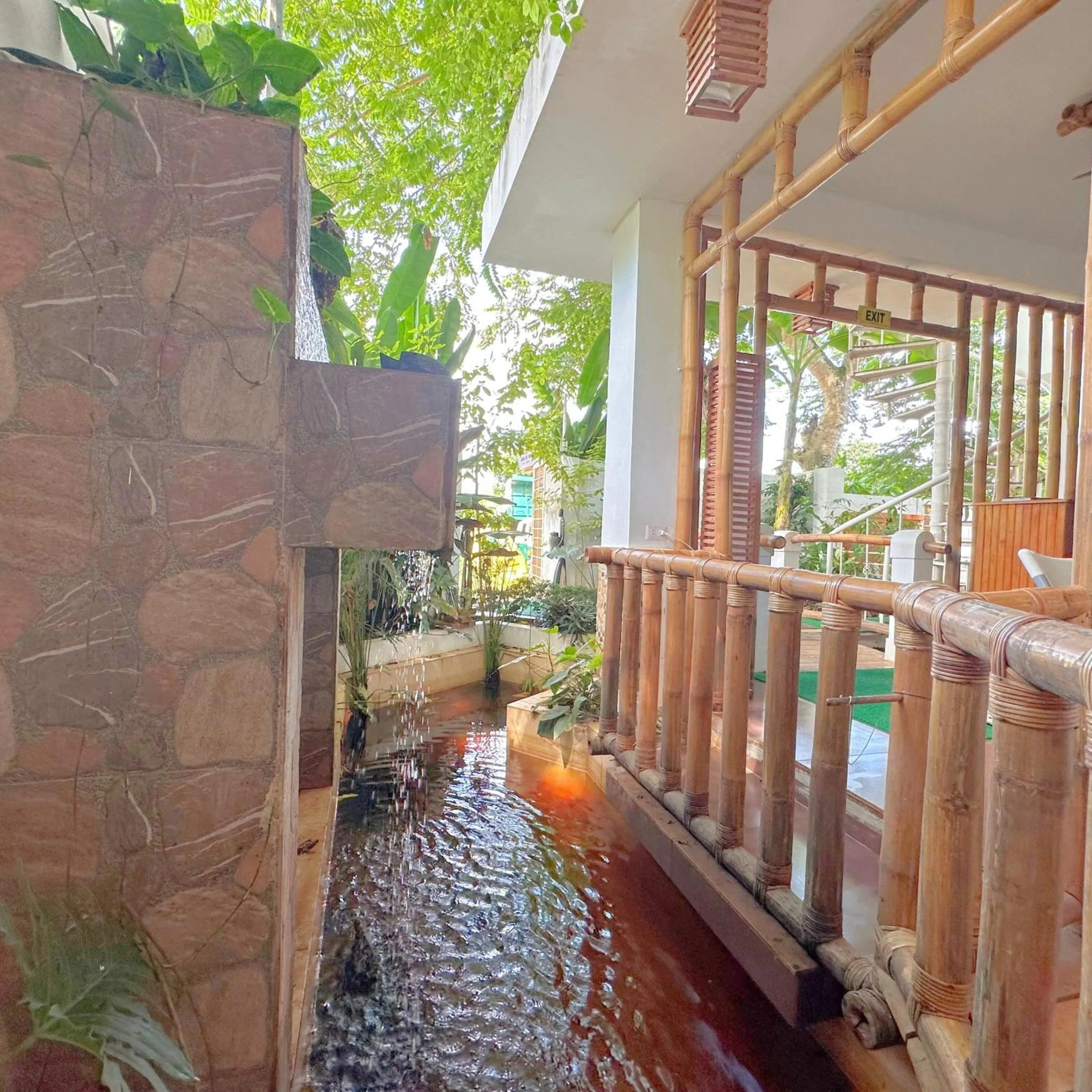 Restaurant/places to eat in Earl De Princesa Hotel