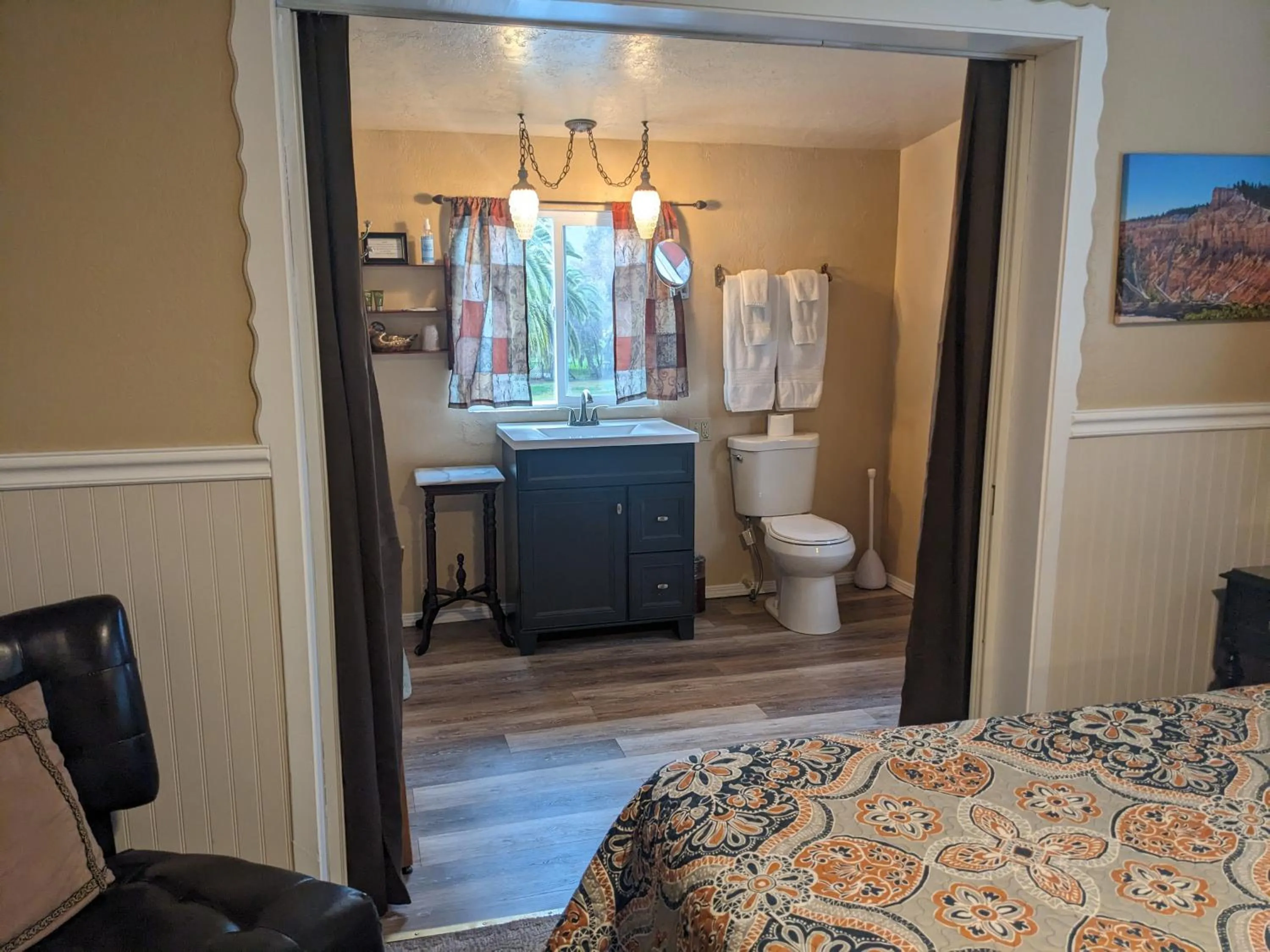 Bathroom, Bed in The Parks Inn