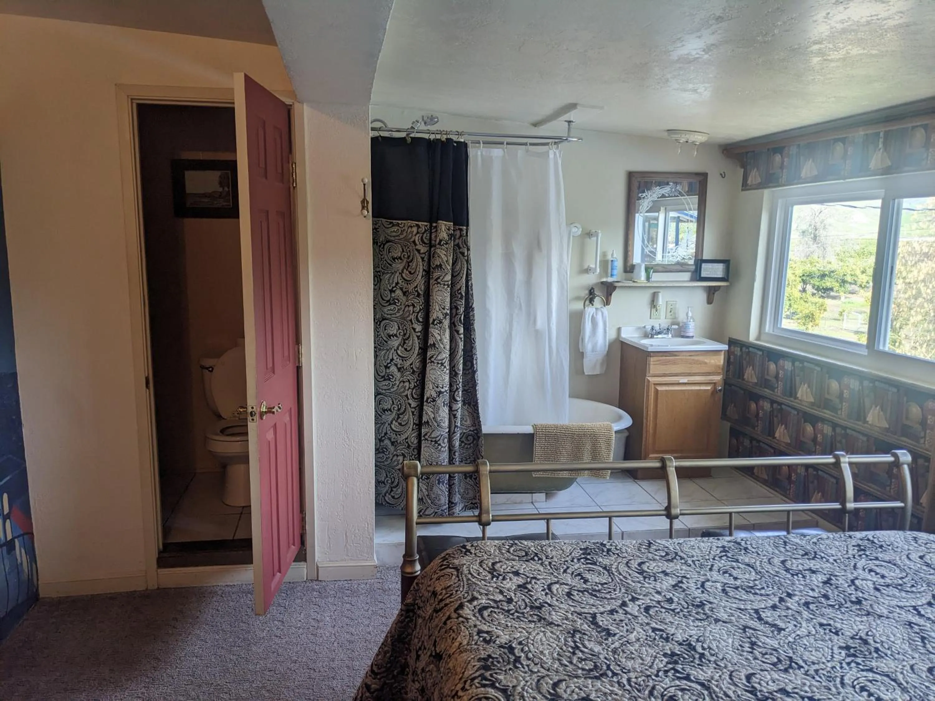 Bathroom, Bed in The Parks Inn