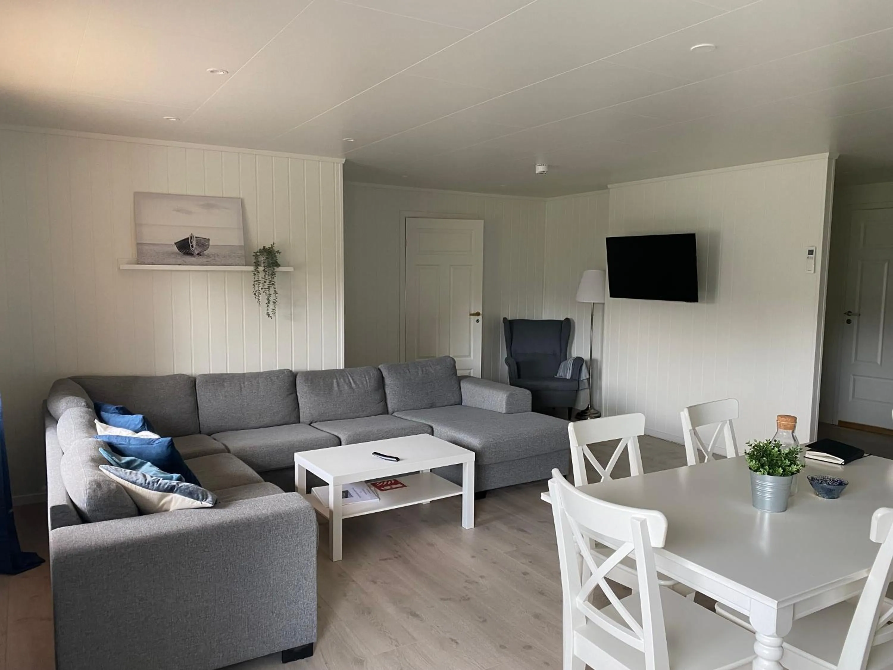 Communal lounge/ TV room in Rosendal Apartments Motellet