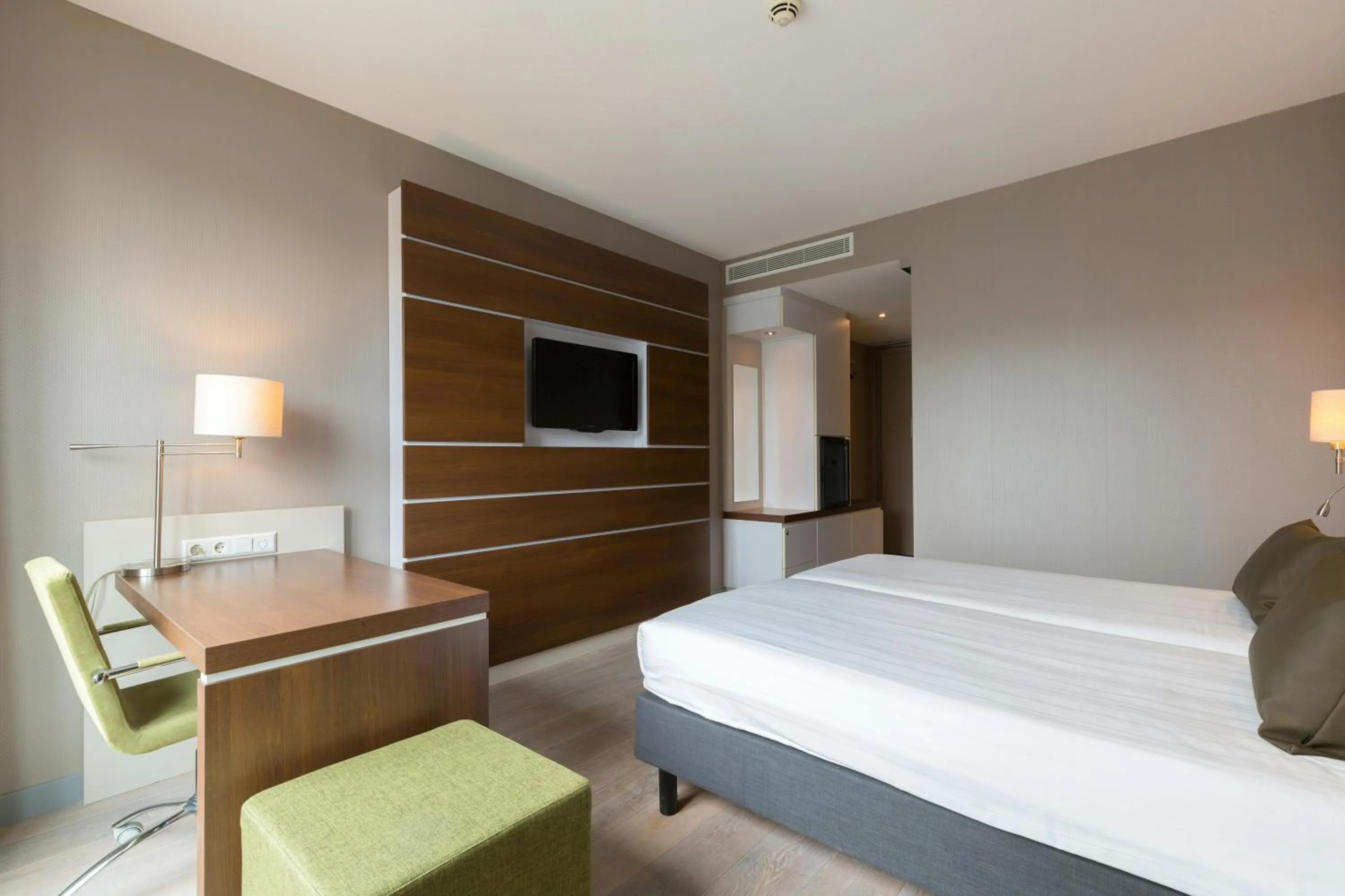 Lobby or reception, Bed in Leonardo Hotel Papendrecht