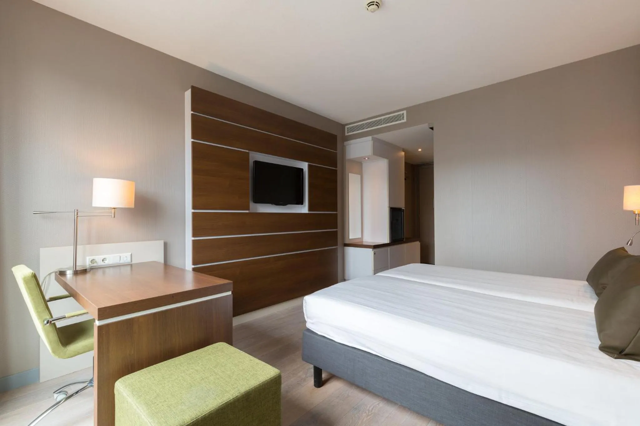 Lobby or reception, Bed in Leonardo Hotel Papendrecht