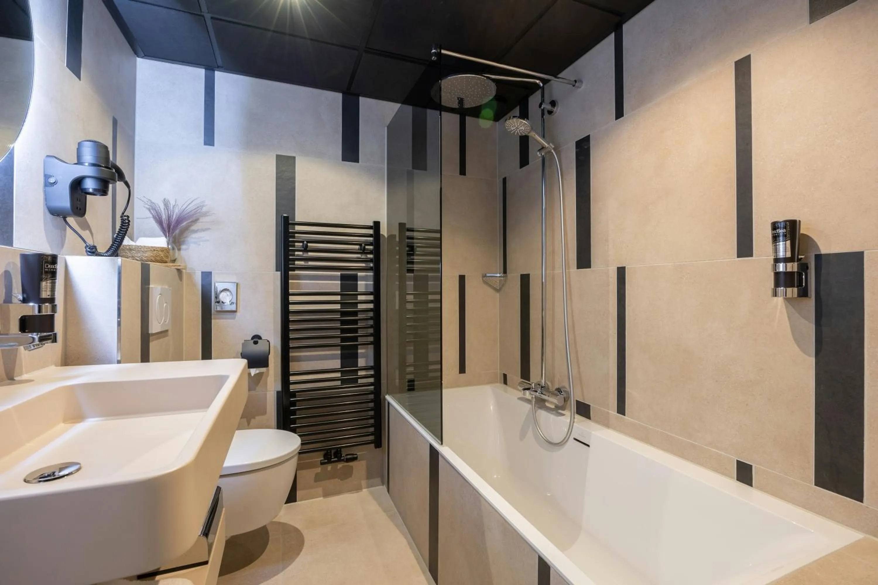 Bathroom in Leonardo Hotel Papendrecht