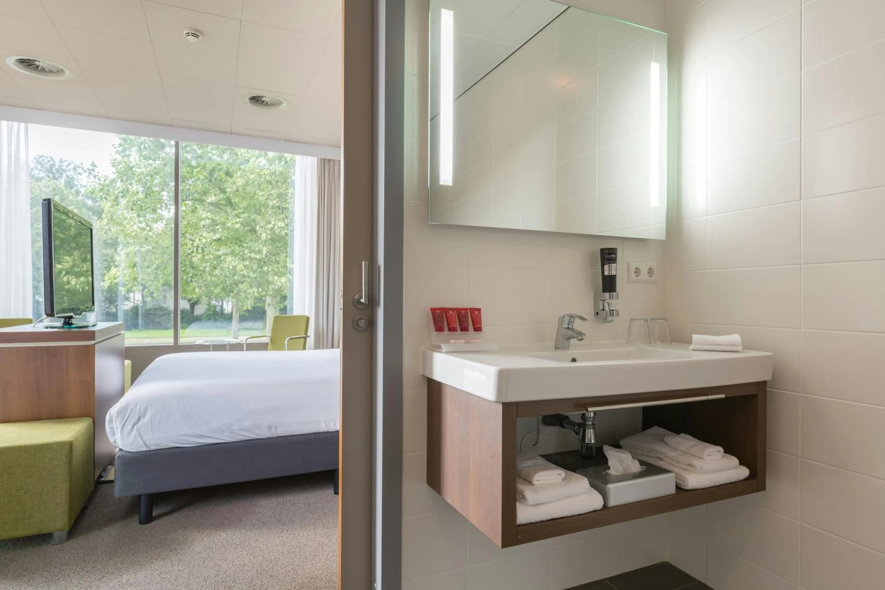 Bathroom, Bed in Leonardo Hotel Papendrecht