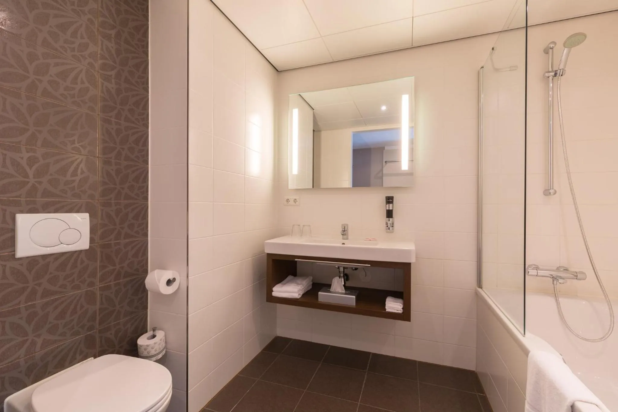 Bathroom in Leonardo Hotel Papendrecht