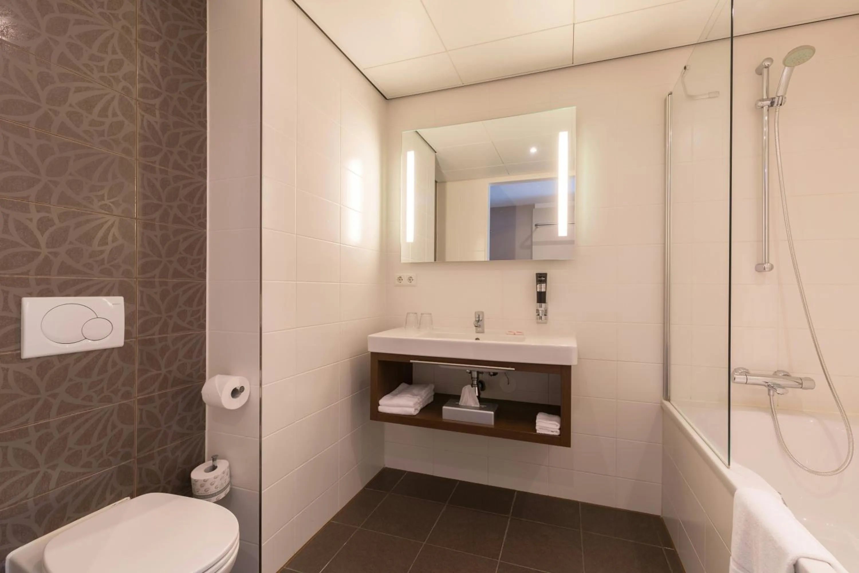 Bathroom in Leonardo Hotel Papendrecht