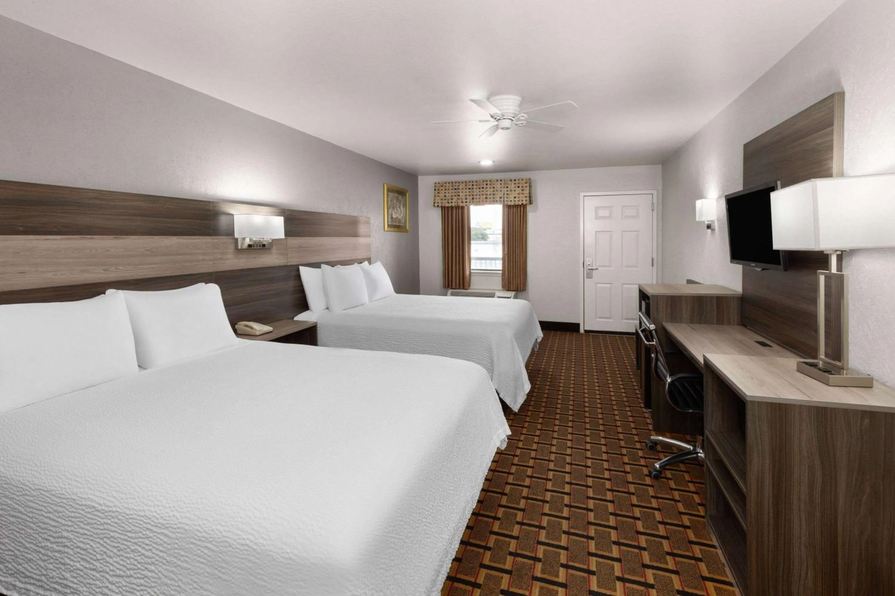 Photo of the whole room, Bed in Ramada Limited San Angelo