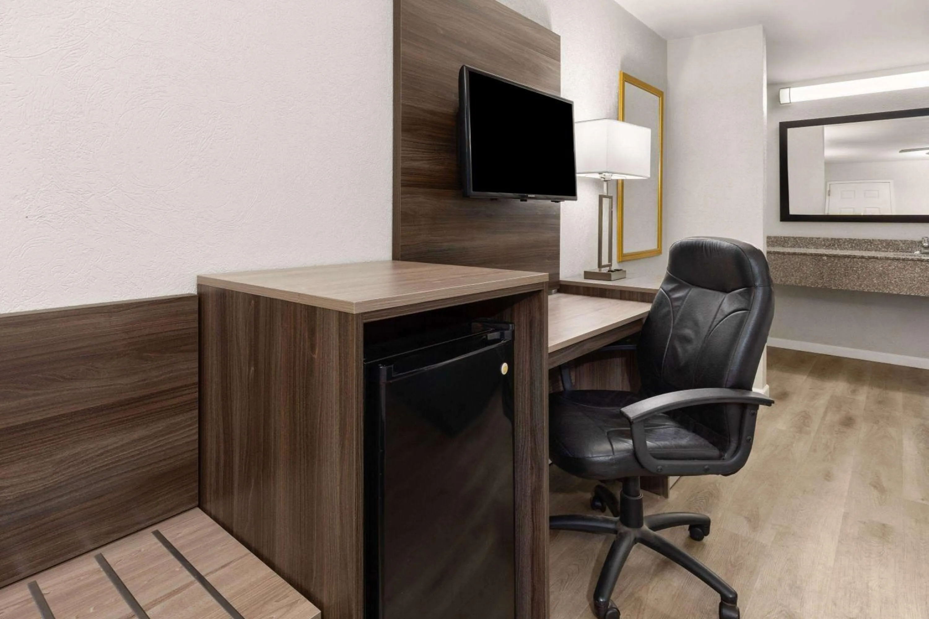 Photo of the whole room in Ramada Limited San Angelo