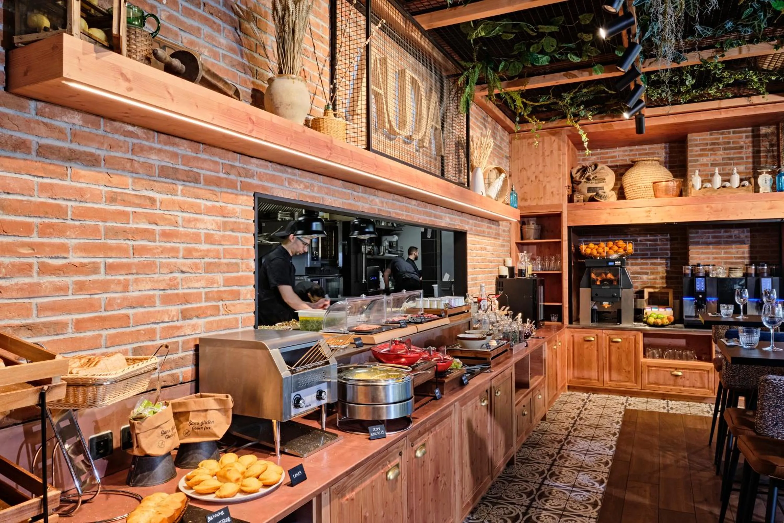 Restaurant/places to eat in Appart Hotel Odalys City Marseille Centre Euromed