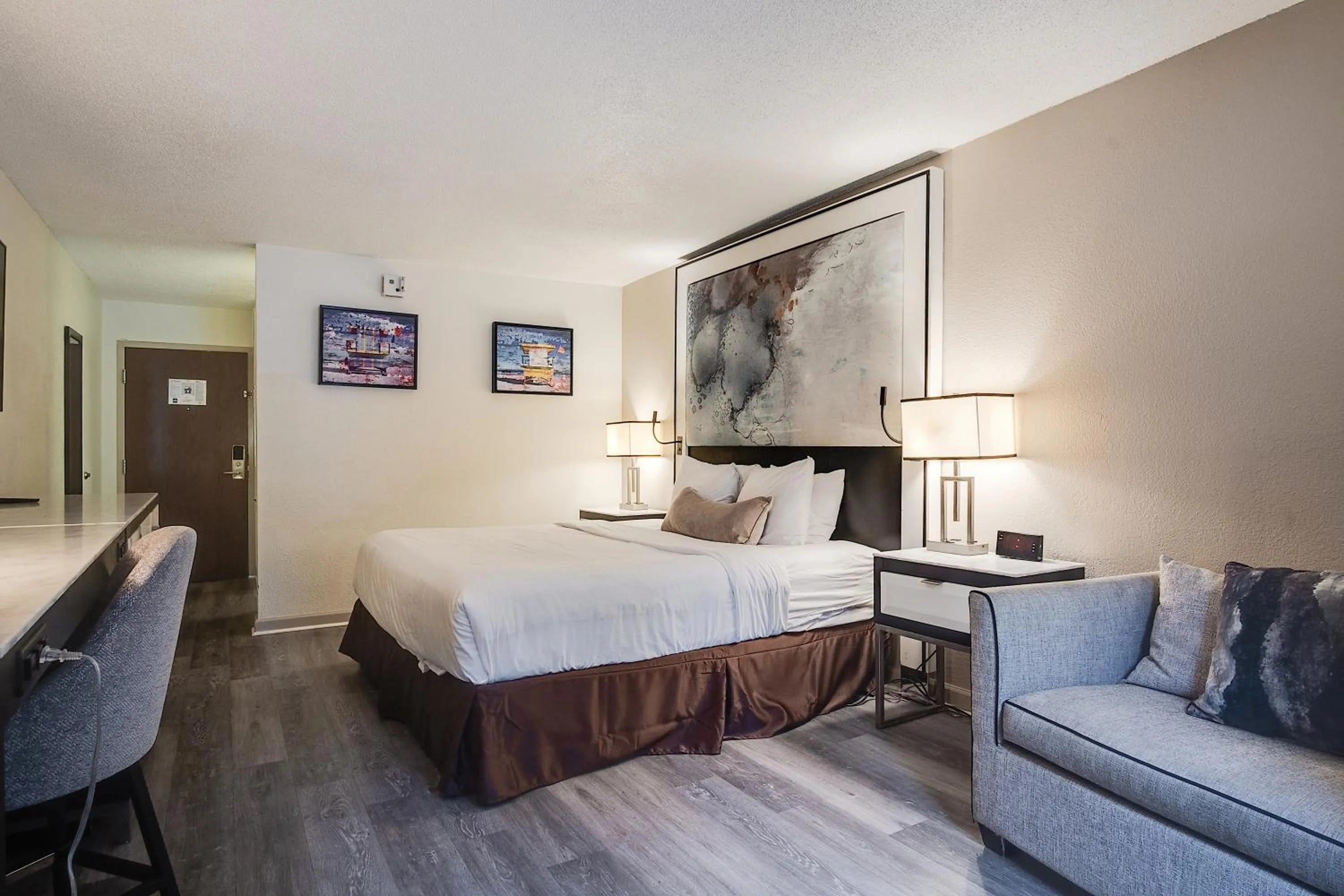 Photo of the whole room, Bed in Cottonwood Suites Savannah Hotel & Conference Center