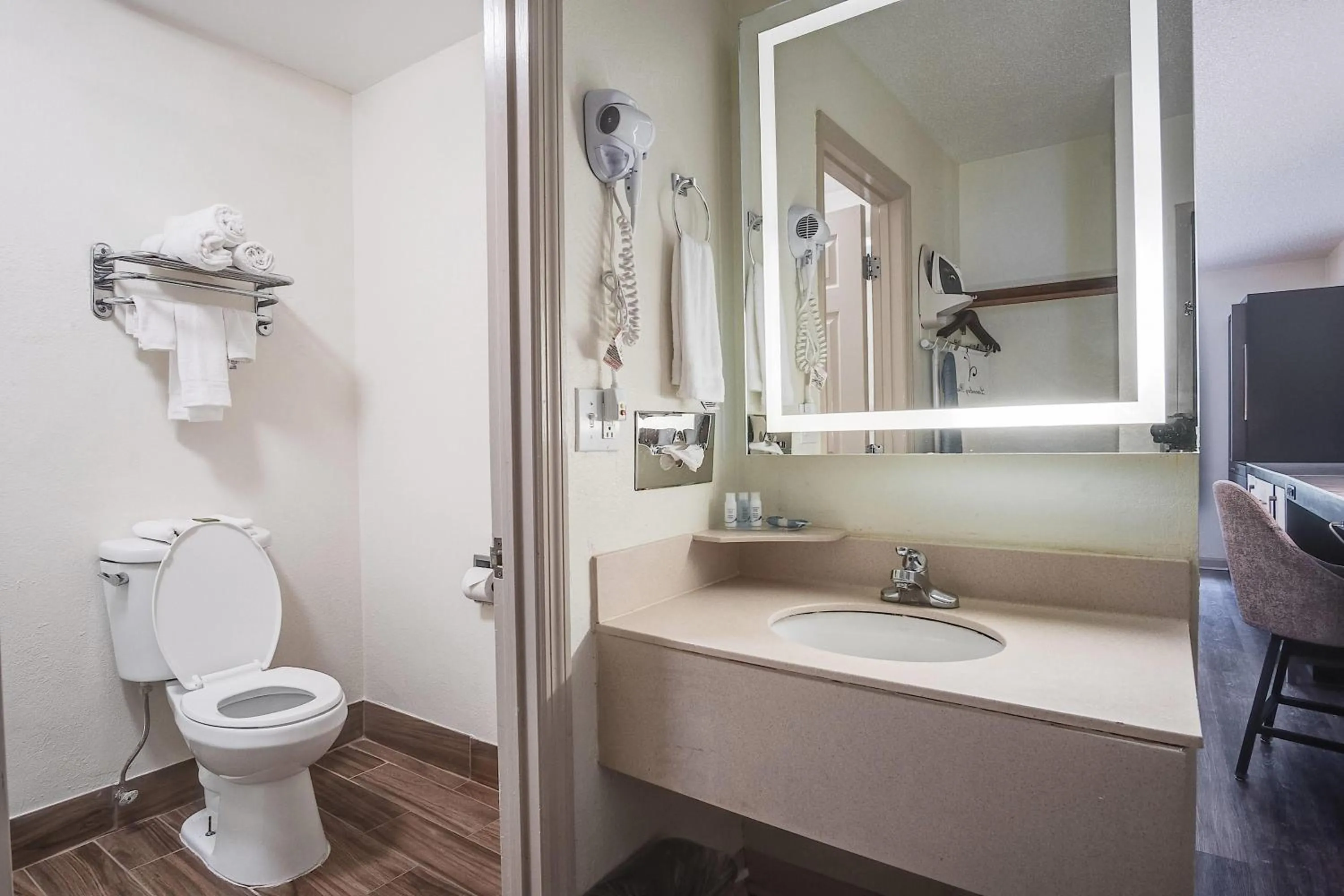 Bathroom in Cottonwood Suites Savannah Hotel & Conference Center