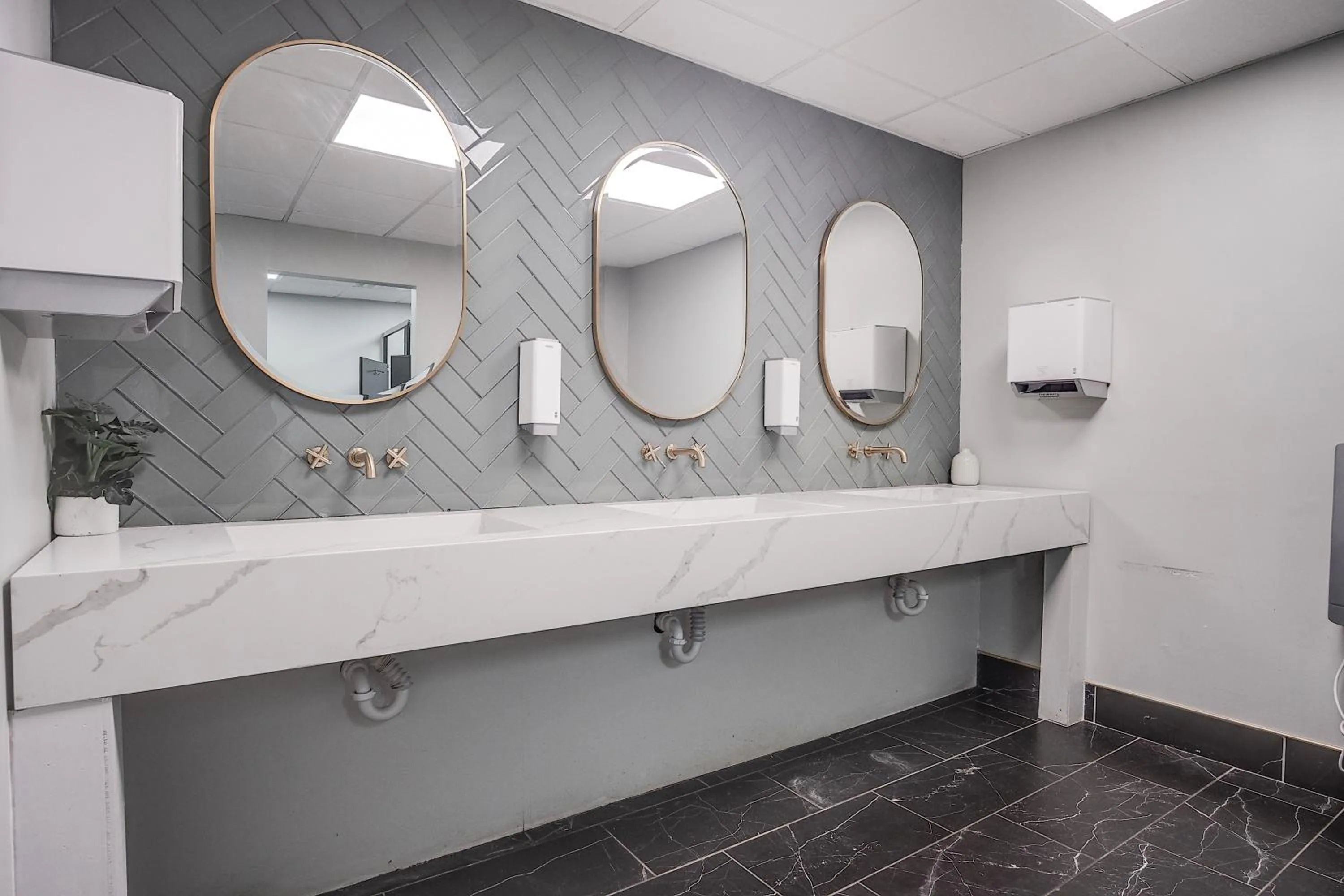 Bathroom in Cottonwood Suites Savannah Hotel & Conference Center