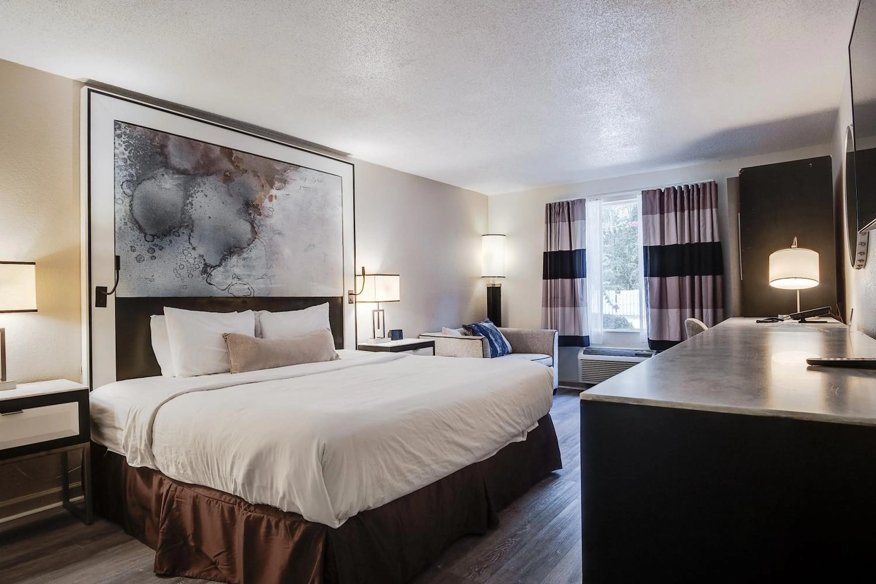 Bed in Cottonwood Suites Savannah Hotel & Conference Center