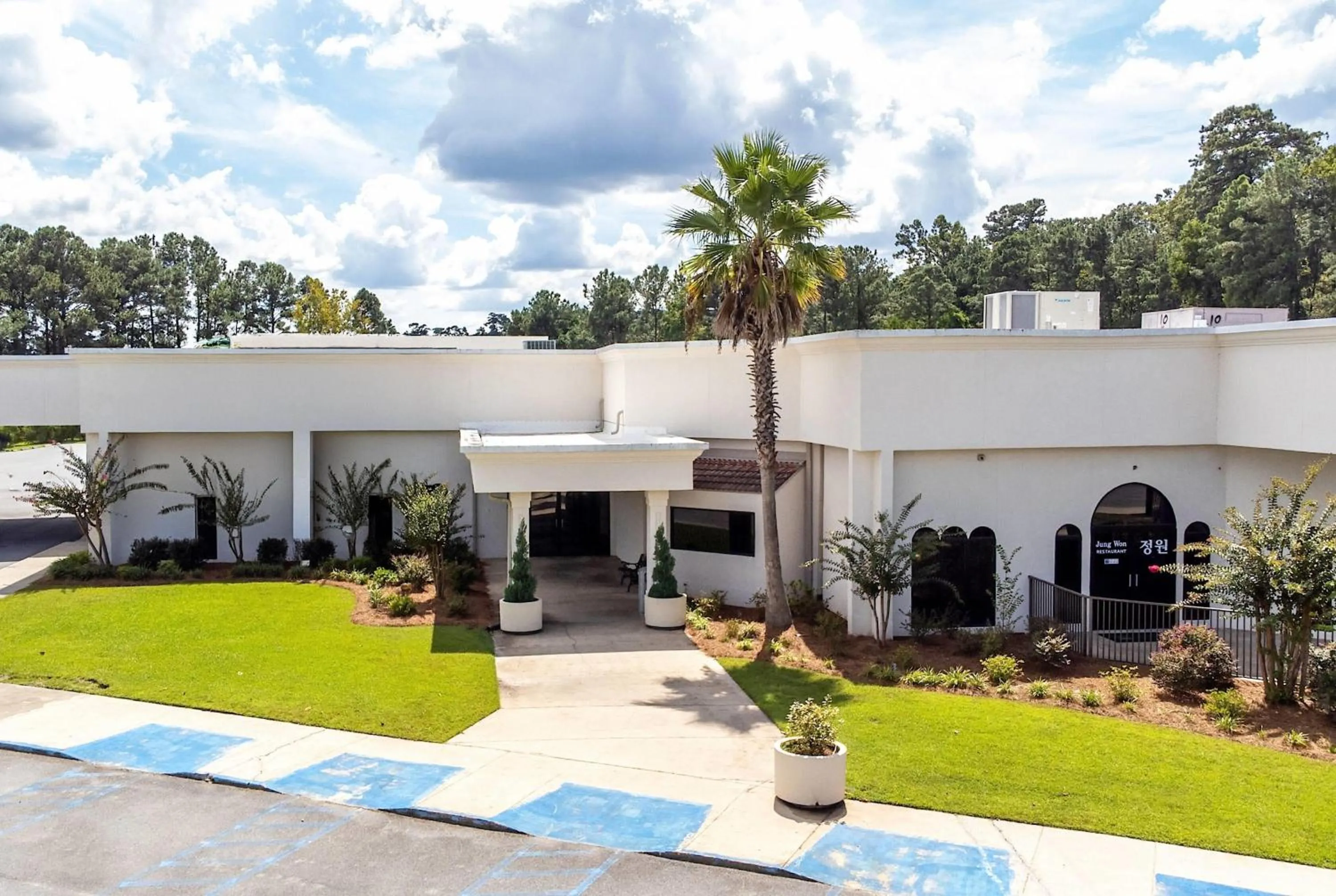 Property building in Cottonwood Suites Savannah Hotel & Conference Center