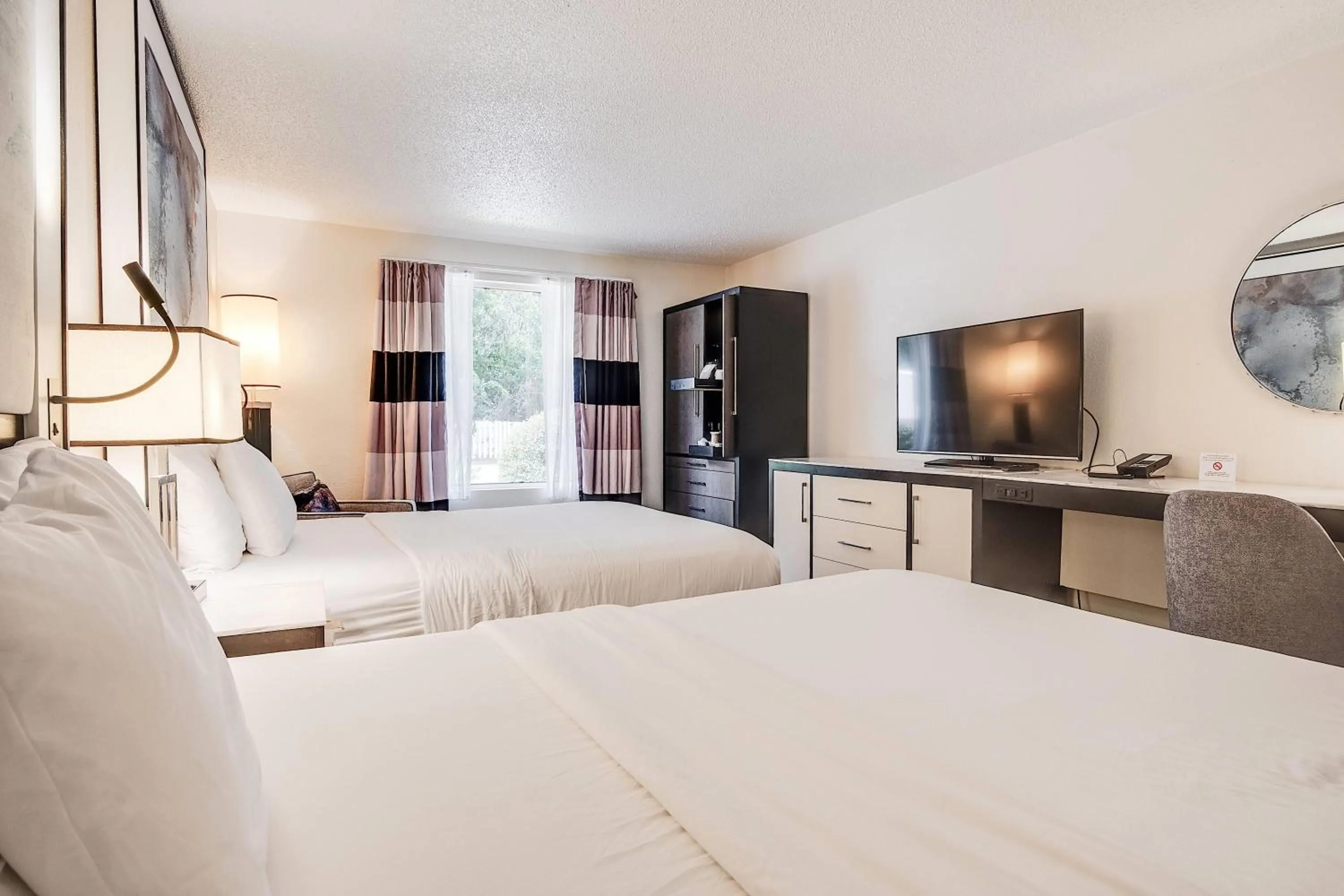 Photo of the whole room, Bed in Cottonwood Suites Savannah Hotel & Conference Center