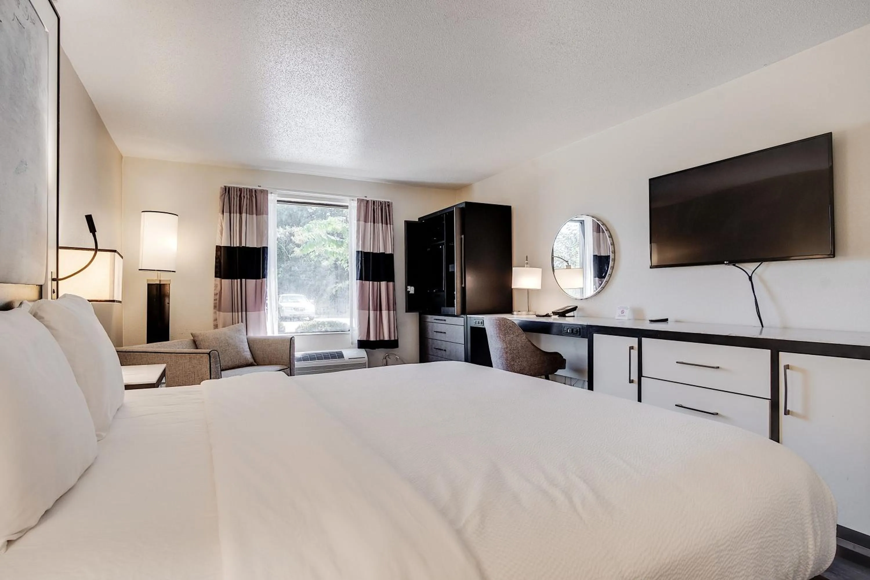 TV and multimedia, Bed in Cottonwood Suites Savannah Hotel & Conference Center