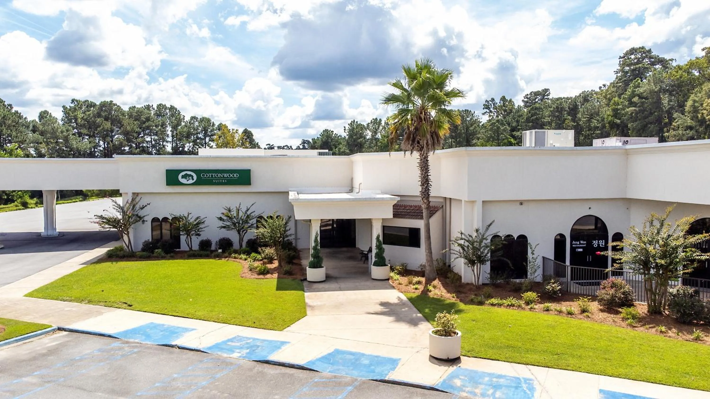 Property building in Cottonwood Suites Savannah Hotel & Conference Center