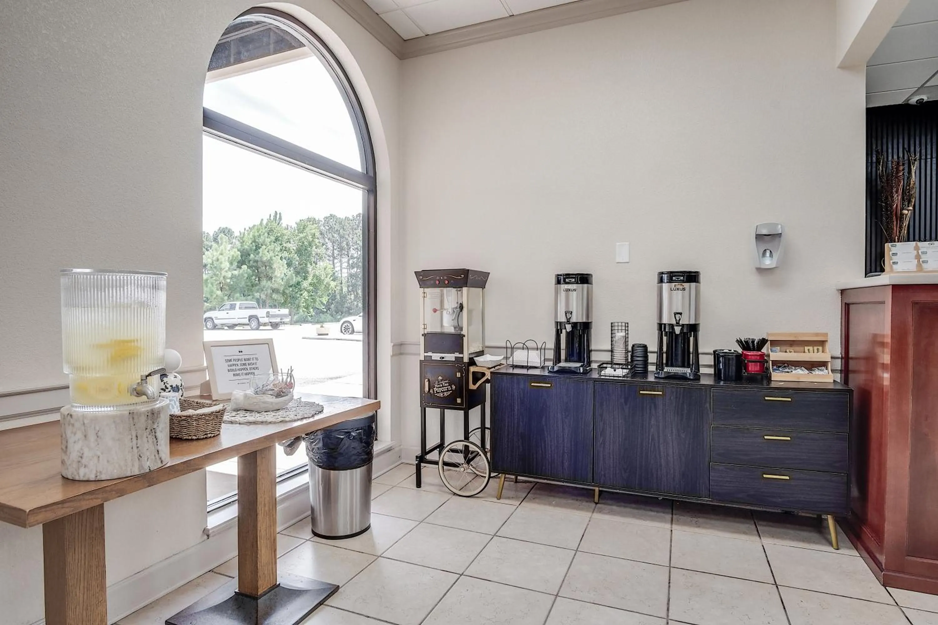 Breakfast in Cottonwood Suites Savannah Hotel & Conference Center