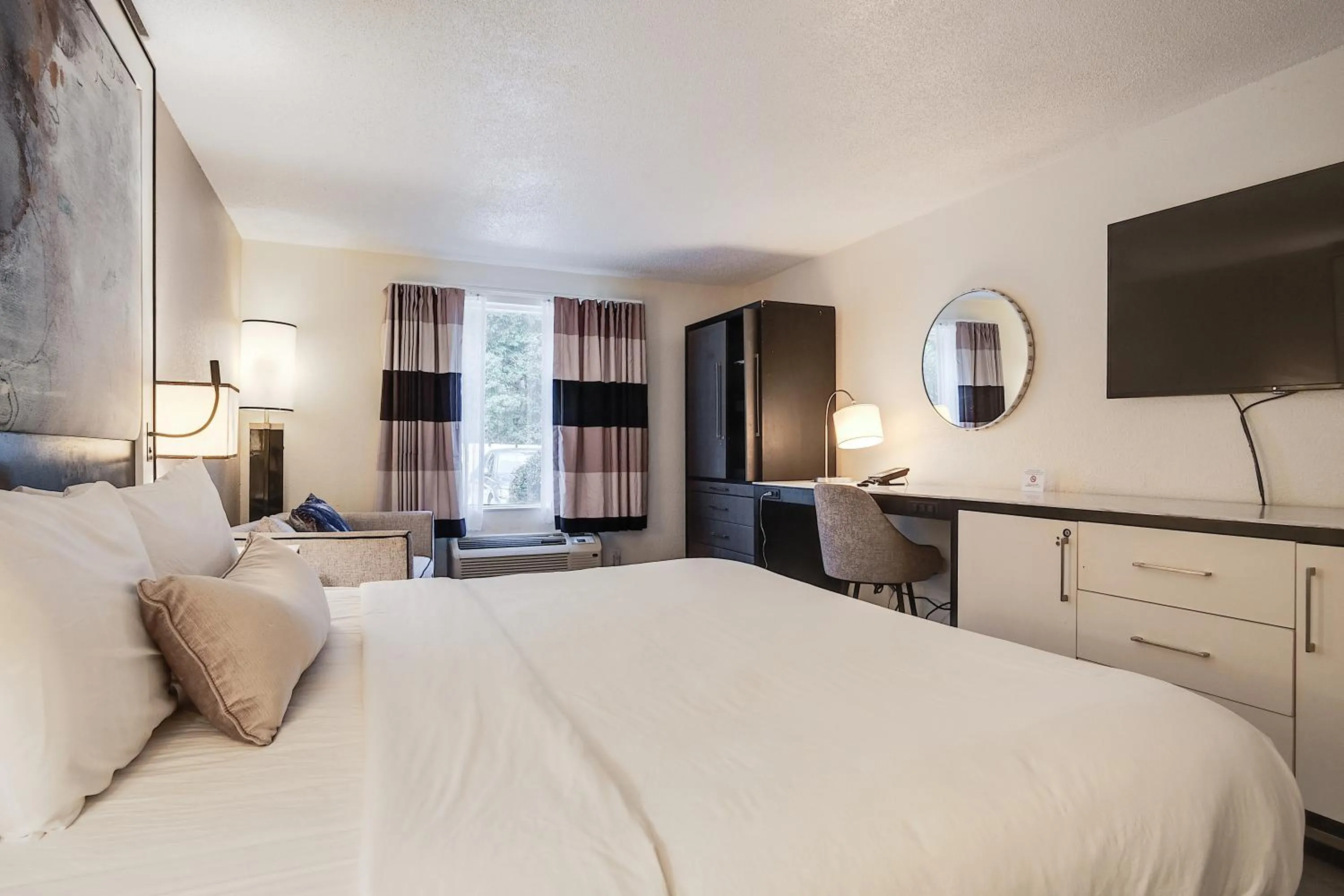 TV and multimedia, Bed in Cottonwood Suites Savannah Hotel & Conference Center