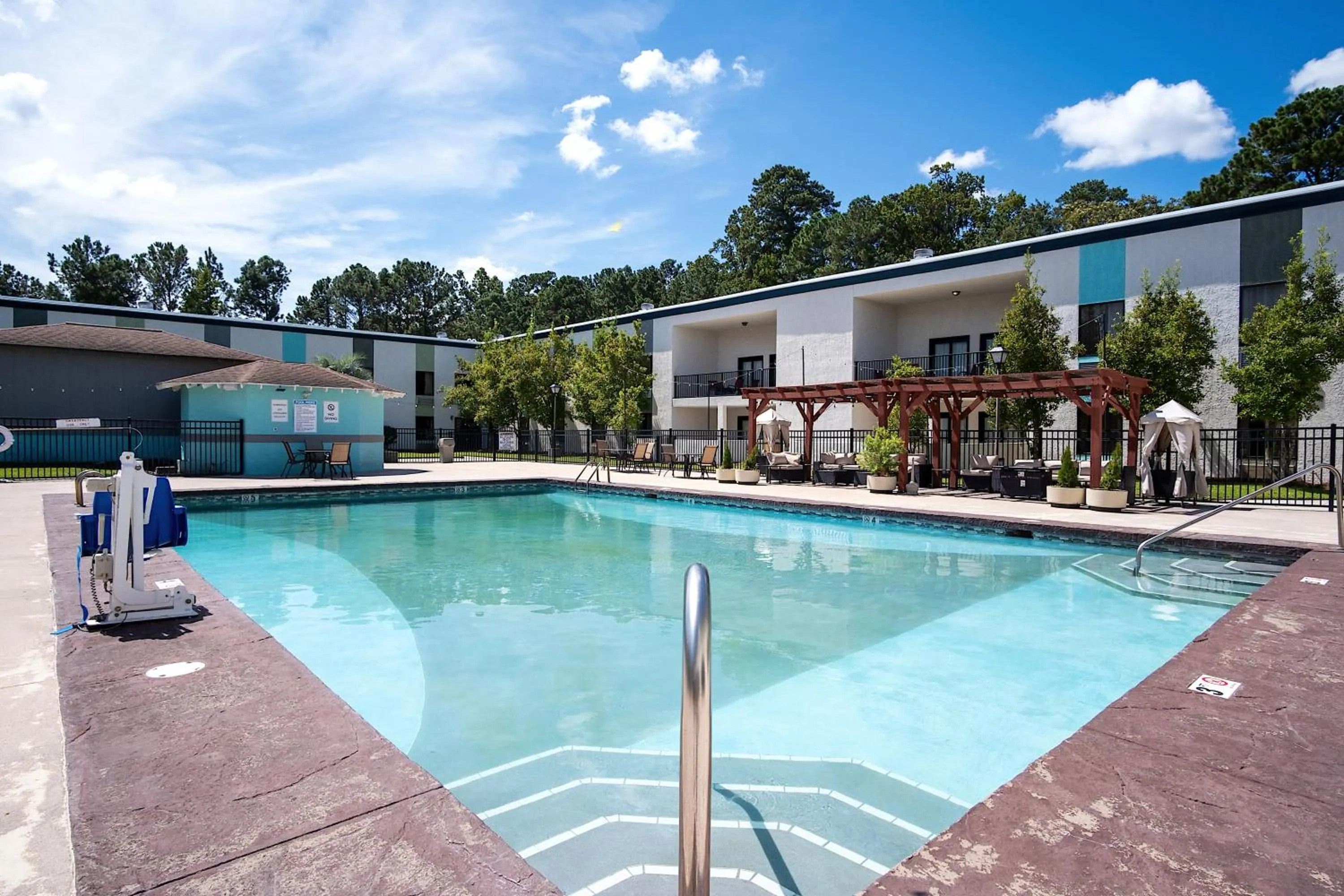 Swimming pool in Cottonwood Suites Savannah Hotel & Conference Center