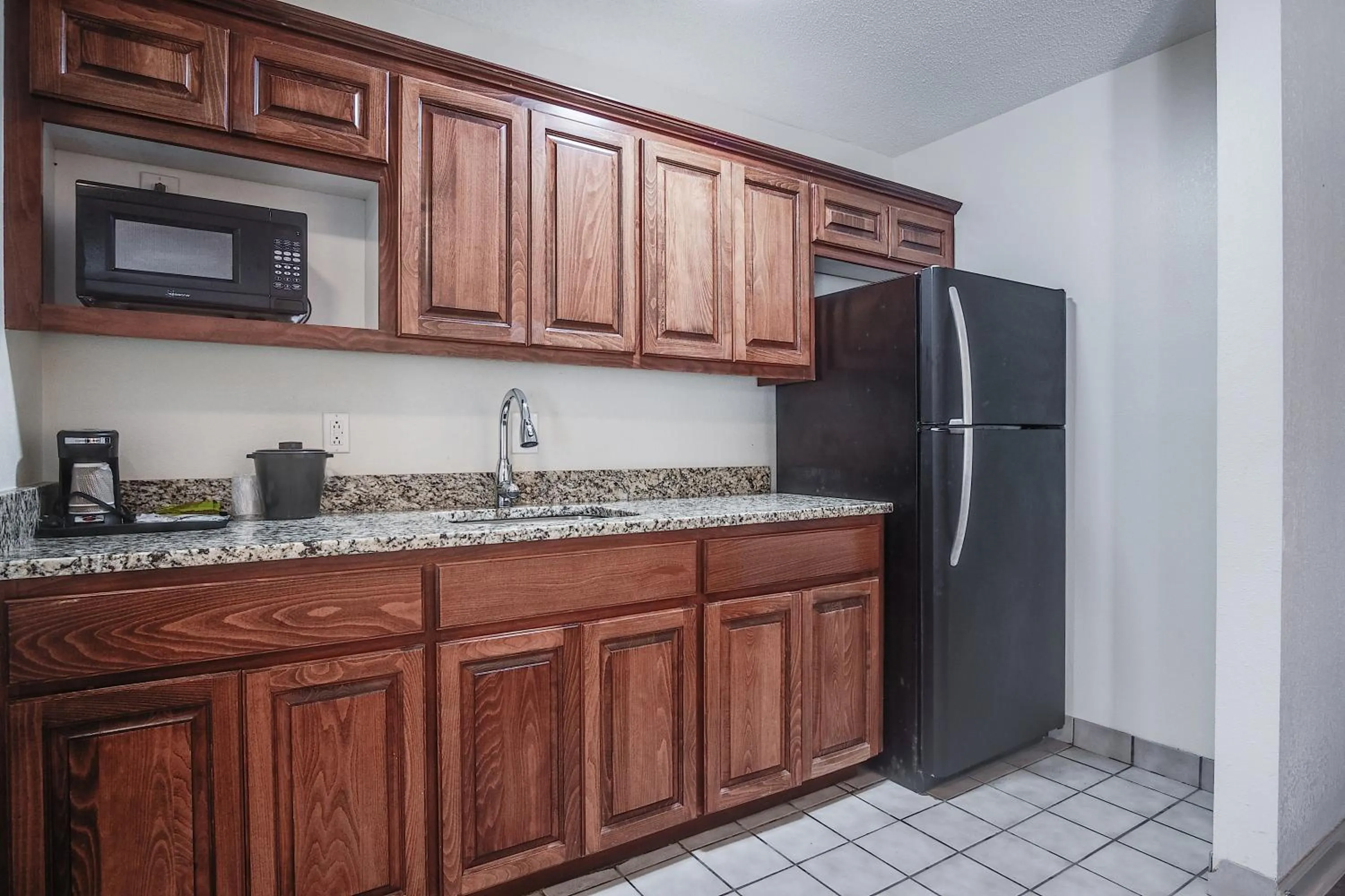 Kitchen or kitchenette in Cottonwood Suites Savannah Hotel & Conference Center