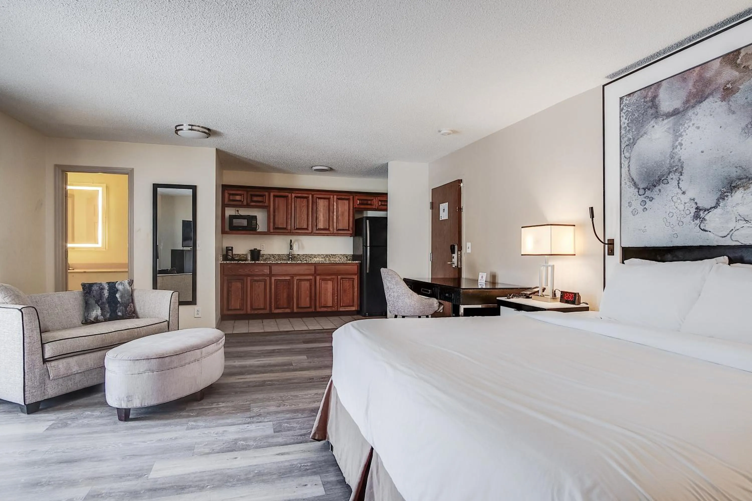 Photo of the whole room, Bed in Cottonwood Suites Savannah Hotel & Conference Center