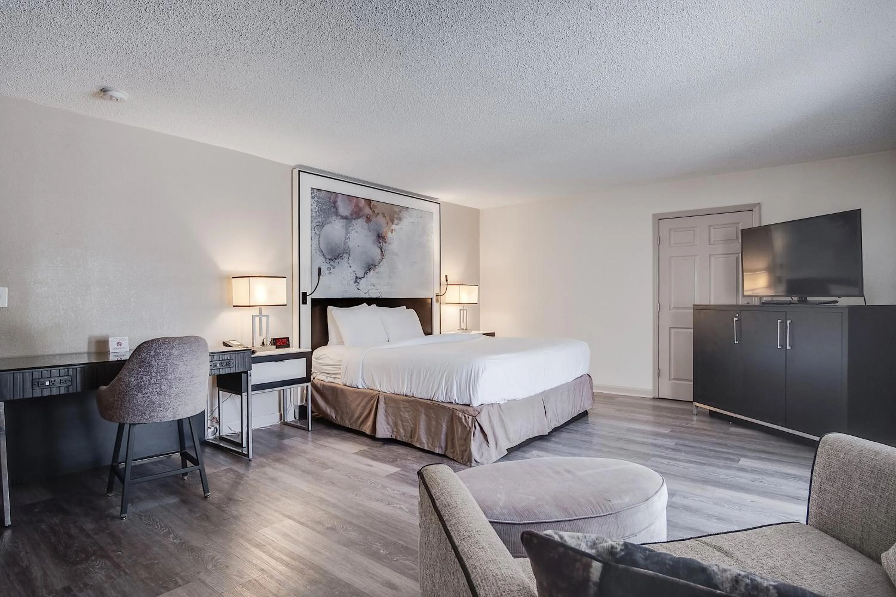 TV and multimedia, Bed in Cottonwood Suites Savannah Hotel & Conference Center